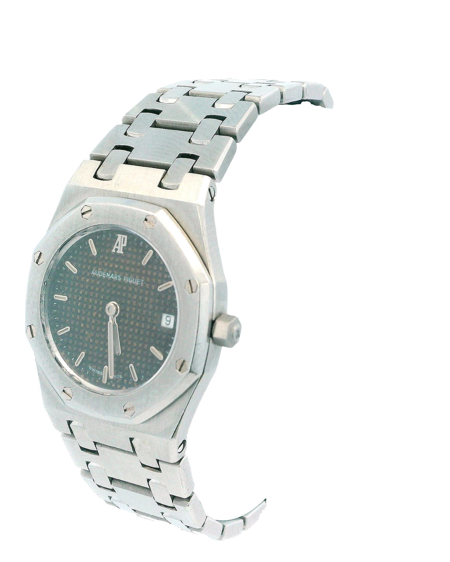 El Reloj Audemars Piguet Royal Oak 66270ST para señora es un elegante reloj caracterizado por su caja y bisel de acero inoxidable de 25 mm, que le proporcionan un aspecto elegante y sofisticado. La esfera gris presenta elegantes índices y un