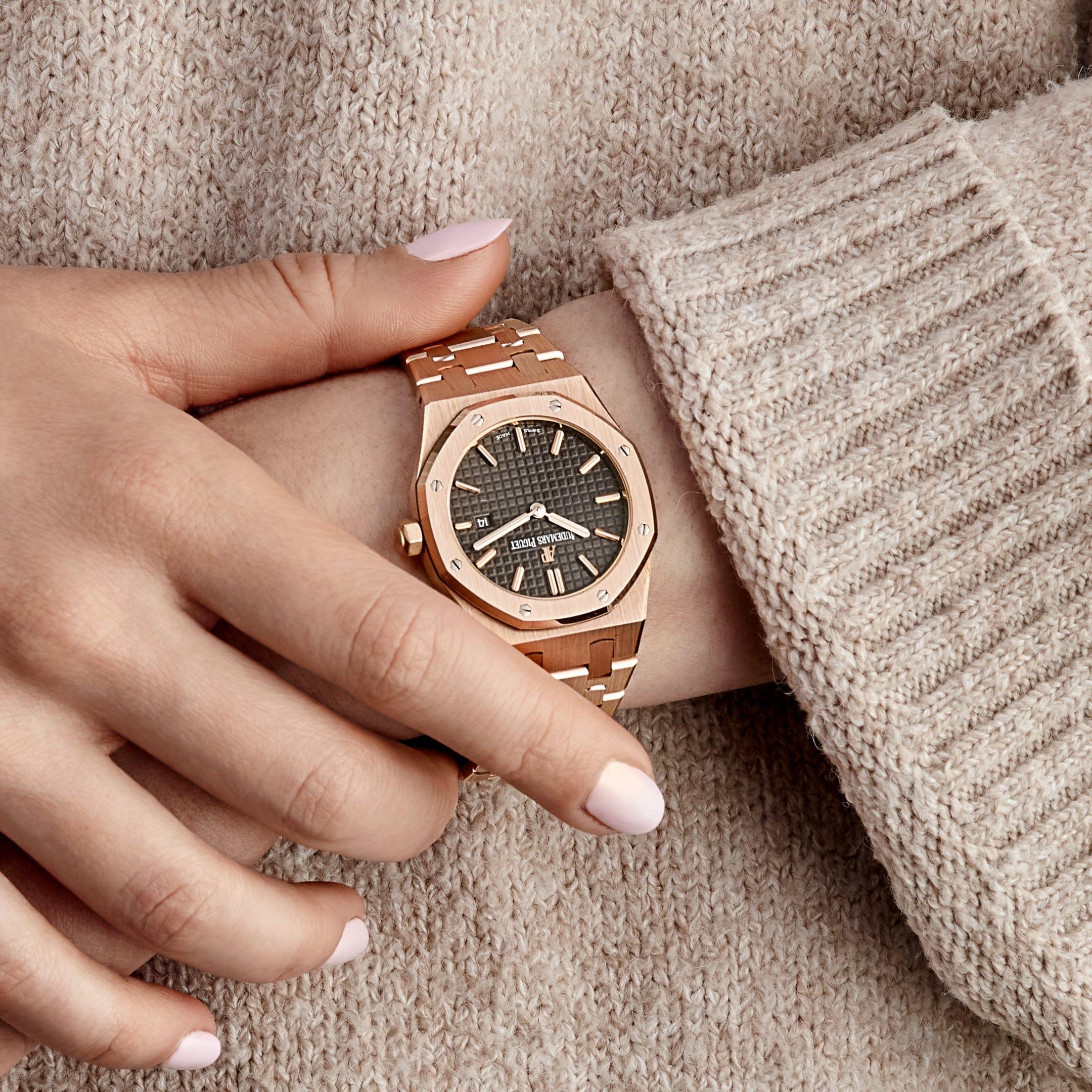 Jewels Aficionado propose la Audemars Piguet Royal Oak Quartz 67650OR.OO.1261OR.01 est une montre élégante et intemporelle conçue pour les femmes qui apprécient le style emblématique Royal Oak dans une taille raffinée et portable. Fabriqué en or
