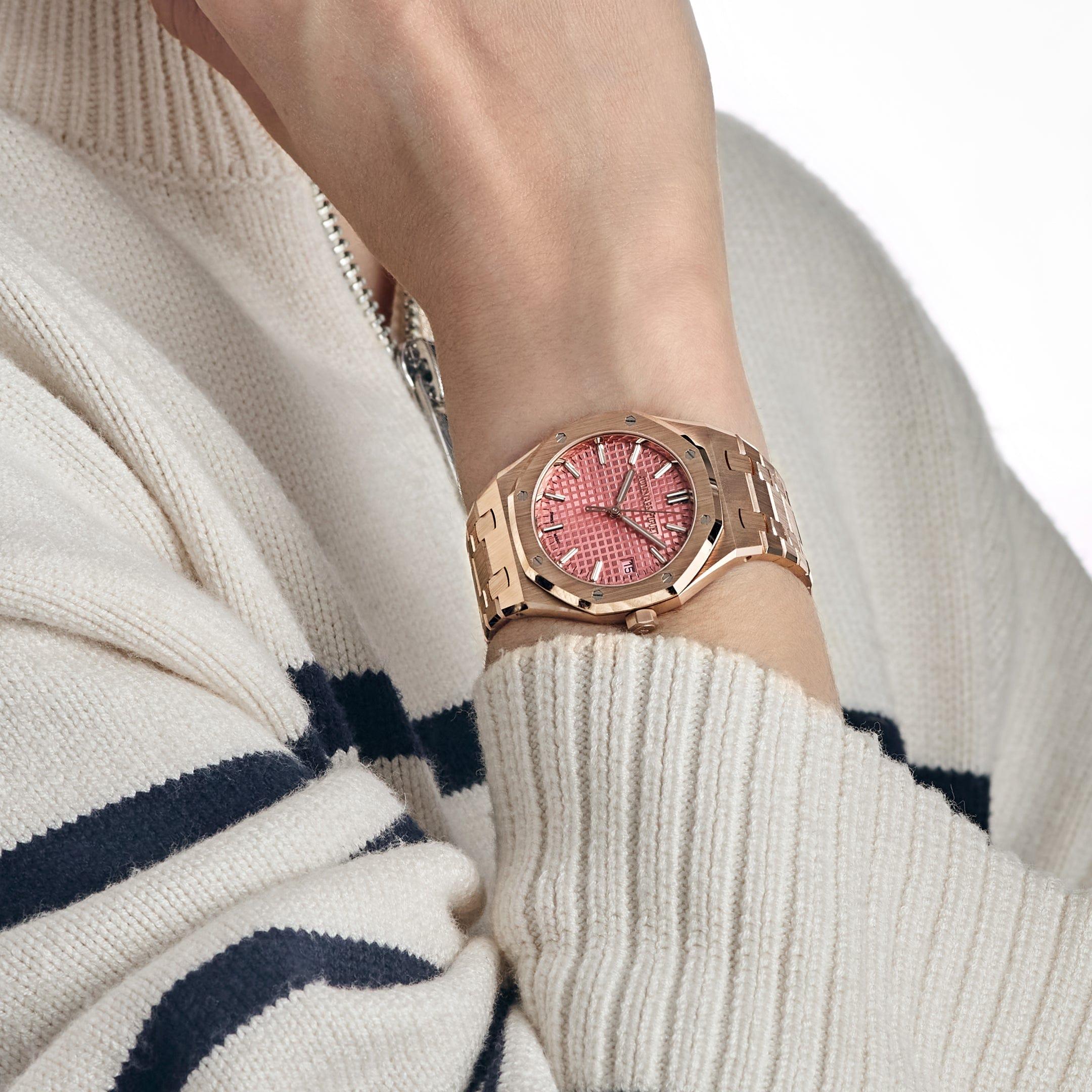 Jewels Aficionado offers the Audemars Piguet Royal Oak 77450OR.OO.1361OR.01 showcases the perfect blend of bold design and refined craftsmanship. Crafted entirely in 18k rose gold, this 34mm case features the Royal Oak's signature octagonal bezel