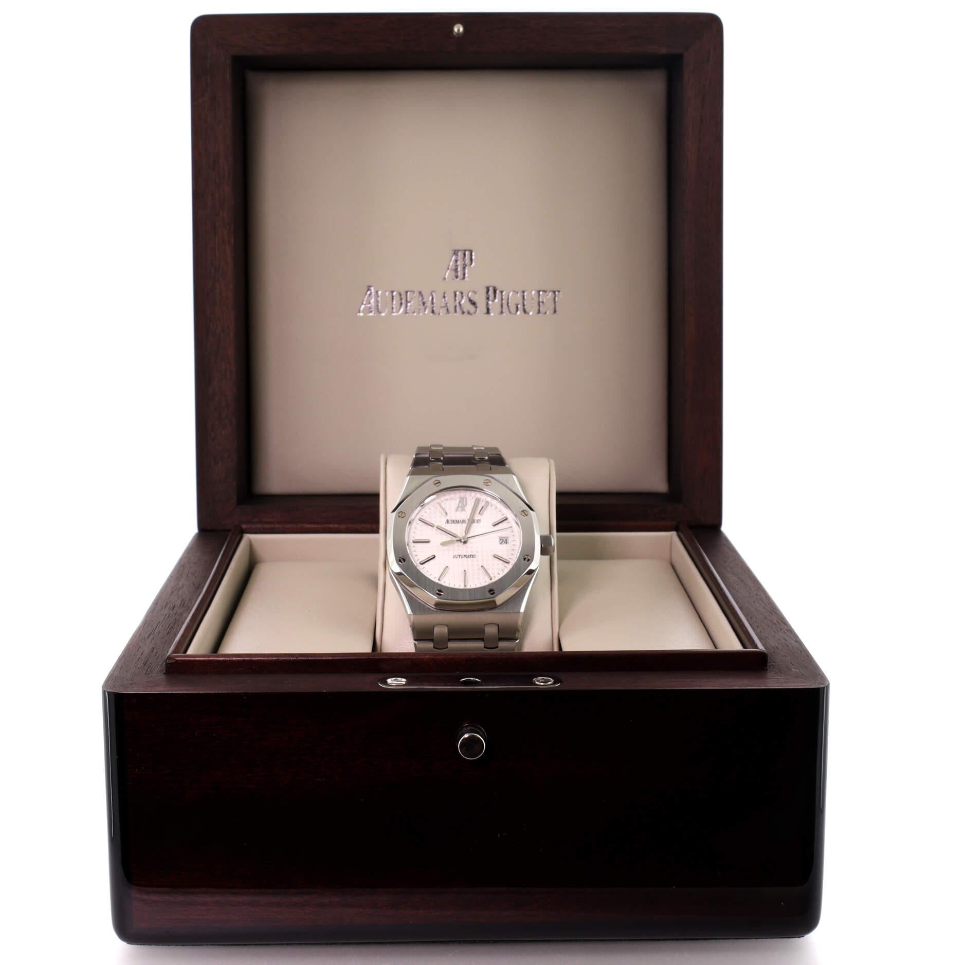 Zustand: Großartig. Leichte Gebrauchsspuren und Kratzer an Gehäuse und Armband.
Zubehör: Box, Gebrauchsanweisung
Abmessungen: Größe/Breite des Gehäuses: 39 mm, Höhe der Uhr: 9 mm, Breite des Bandes: 25 mm, Umfang des Handgelenks: 6.5