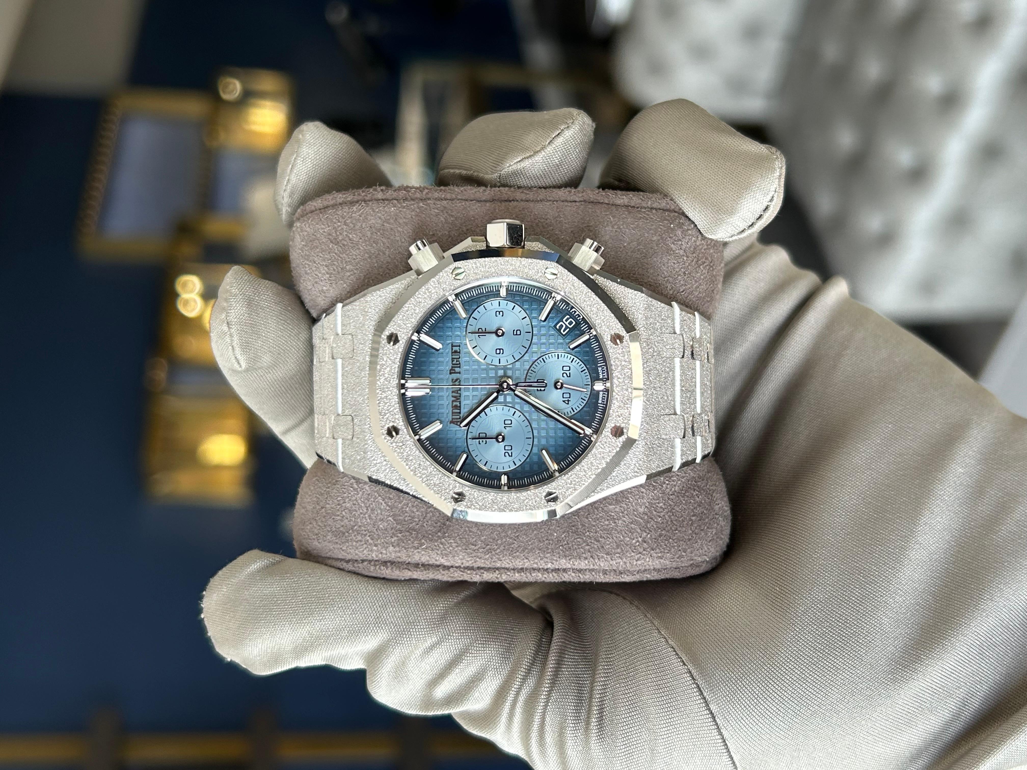 UnwornWatches présente l'Audemars Piguet Royal Oak cadran bleu or blanc givré Style : 26240BC.GG.1324BC.02 est un garde-temps luxueux et frappant qui incarne le savoir-faire et l'innovation synonymes de la marque Audemars Piguet. Voici une