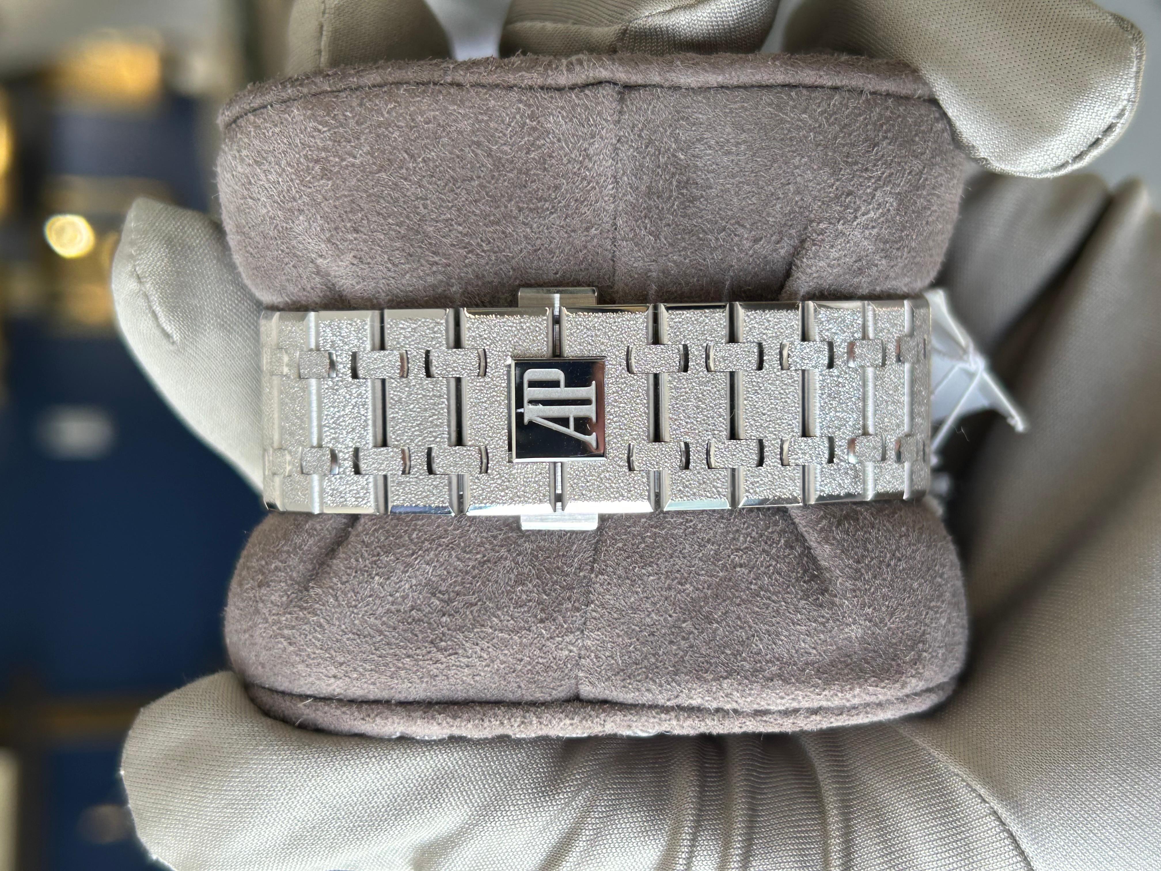 Contemporain Audemars Piguet Royal Oak Bleu Cadran Dépoli WG Style : 26240BC.GG.1324BC.02