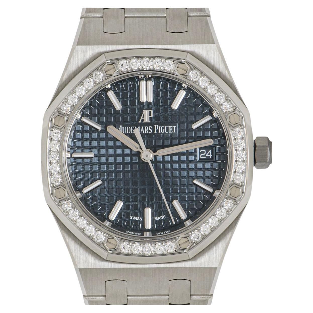  Superbe Royal Oak 34 mm non porté, fabriqué en acier inoxydable par Audemars Piguet. Cadran bleu avec motif grande tapisserie et affichage de la date. Le cadran est complété par une lunette fixe en acier inoxydable avec le design iconique à 8 vis