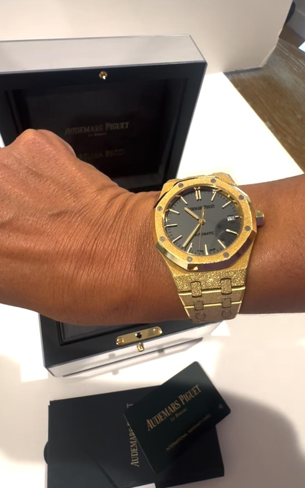 En excelente estado general y viene con su caja y  Folletos como se muestra en las fotos adjuntas. Este reloj tiene una caja de oro esmerilado de 37 mm que rodea una esfera plateada 