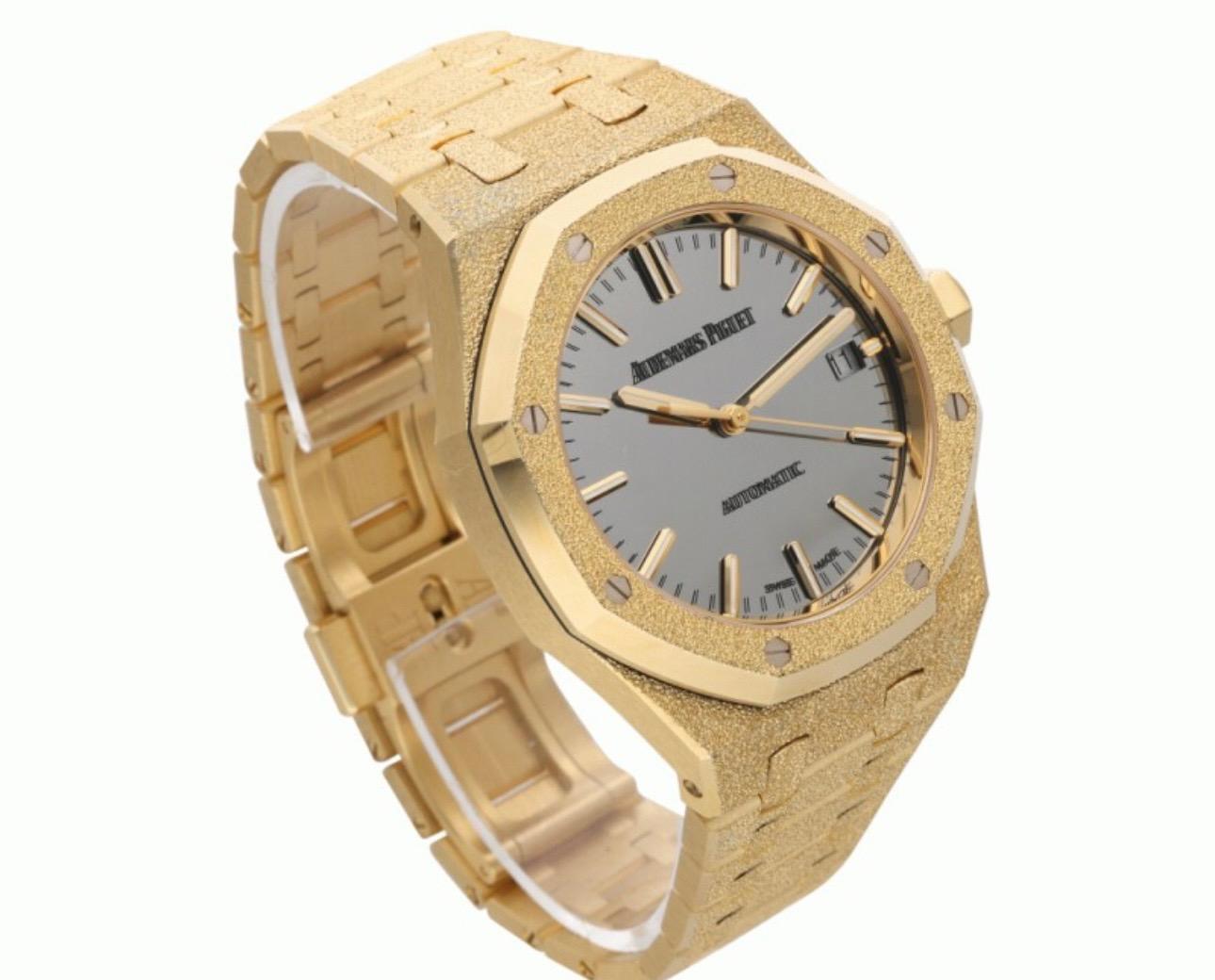 En excelente estado general y viene con su caja y  Folletos como se muestra en las fotos adjuntas. Este reloj tiene una caja de oro esmerilado de 37 mm que rodea una esfera plateada 
