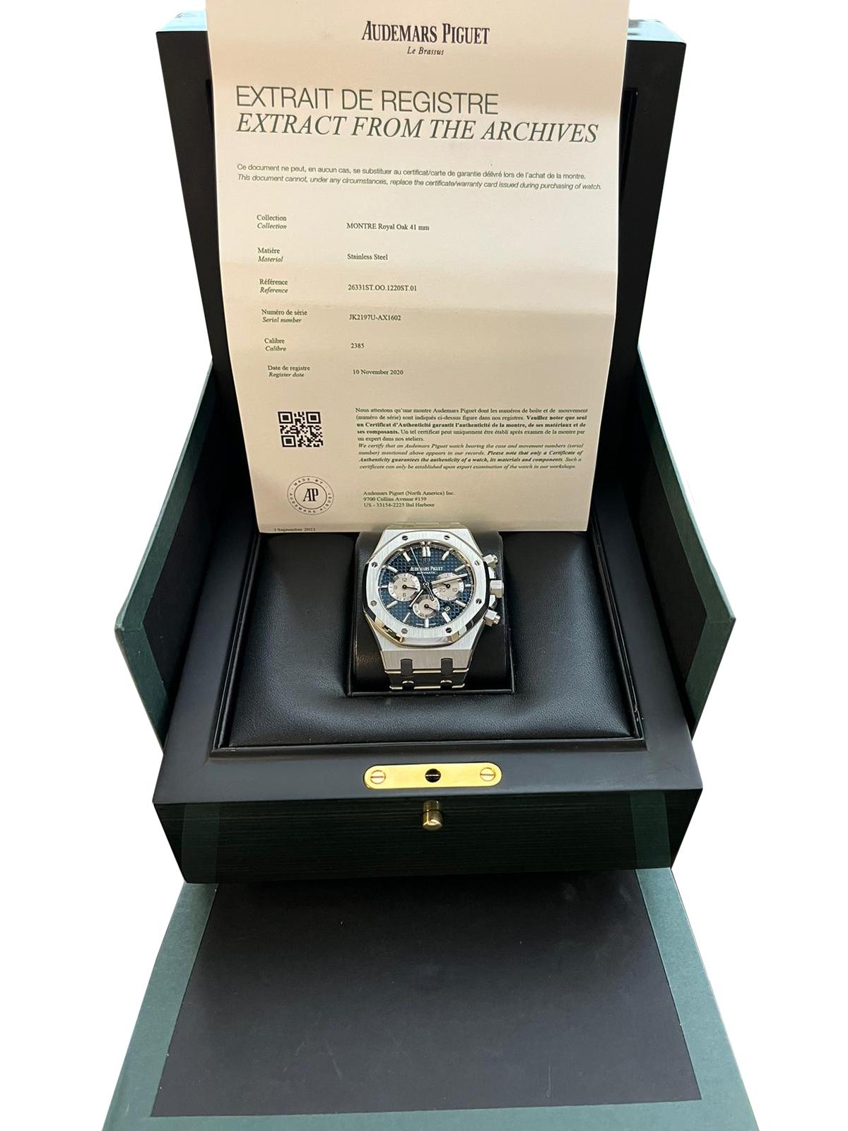 Une montre en acier inoxydable à l'élégance robuste et au cadran bien dessiné, avec un cadran bleu à deux tons 
