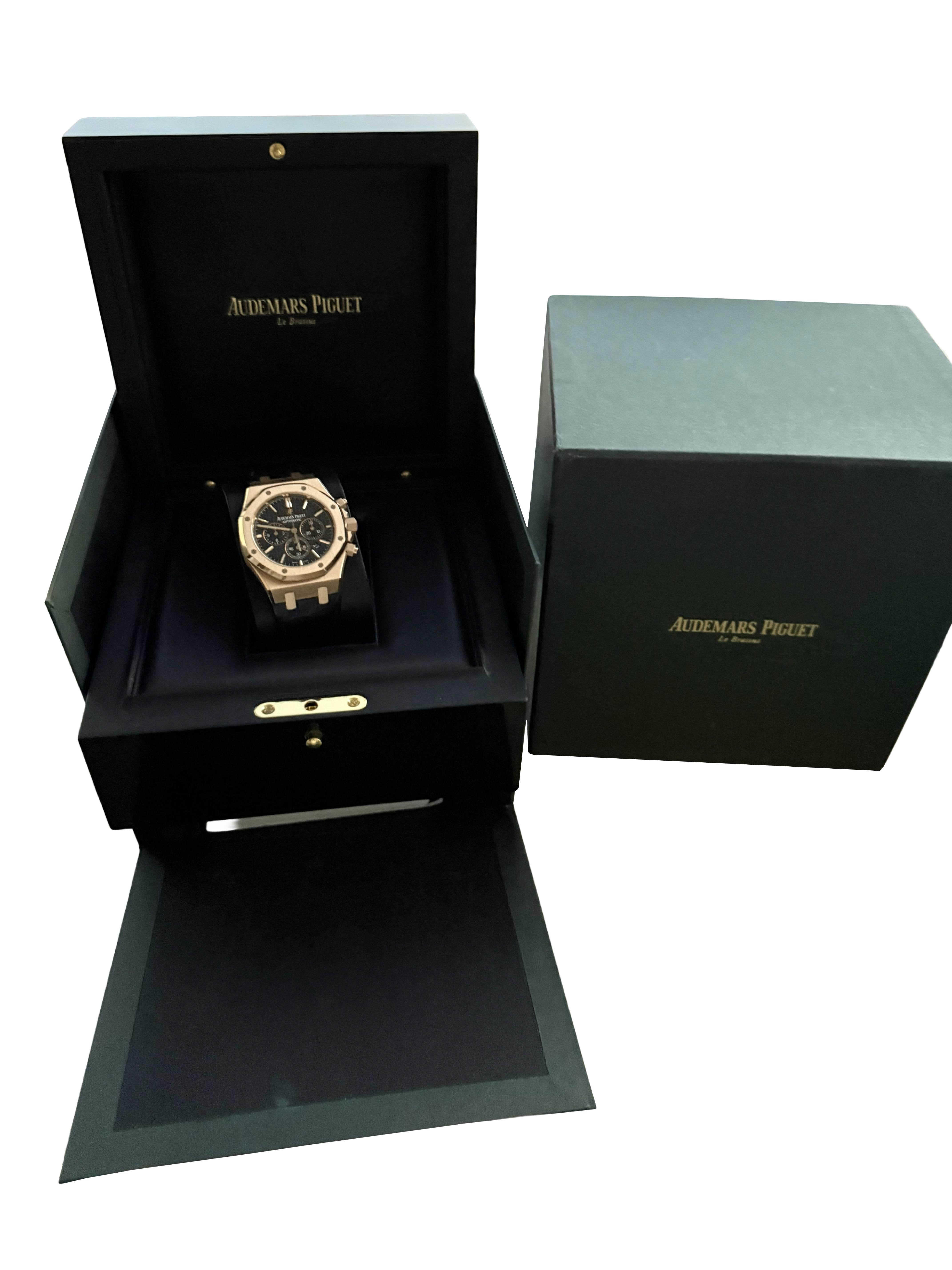 Audemars Piguet Royal Oak Rose Gold Schwarzes Zifferblatt Herrenuhr 26320OR.OO.D002CR.01. Automatisches Chronographenwerk mit Selbstaufzug. Achteckiges Gehäuse aus 18 Karat Roségold mit einem Durchmesser von 41 mm. Gehäusedicke: 11 mm. Verschraubte