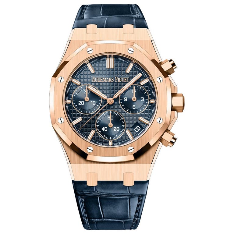 This 18-carat pink gold Royal Oak Selfwinding Chronograph, equipped with Calibre 4401, the Manufacture’s latest flyback chronograph, adorns a blue “Grande Tapisserie” dial with pink gold-toned counters, pink gold applied hour-markers and Royal Oak