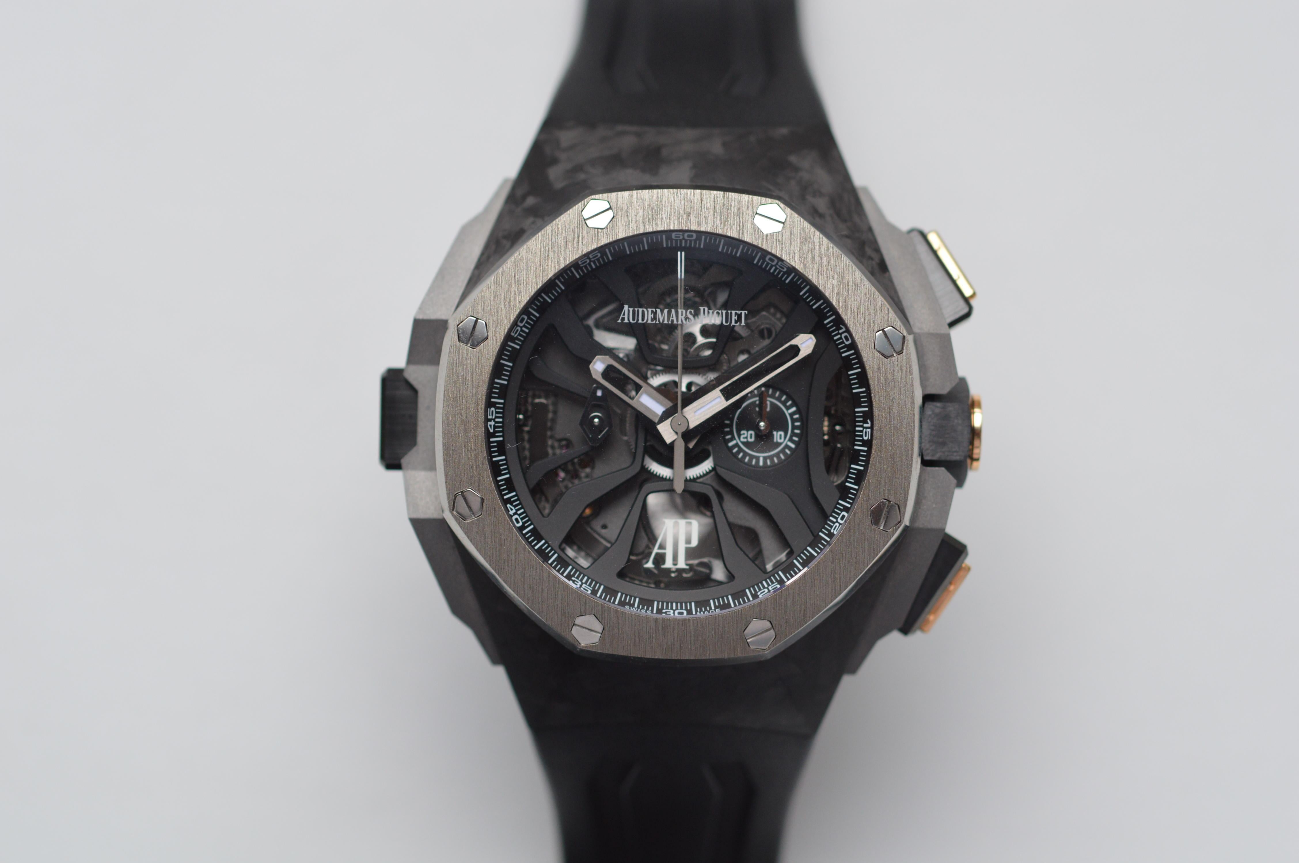 Audemars Piguet Concept Laptimer Michael Schumacher
Référence n° 26221FT.OO.D002CA.01
Taille 44mm
Boîtier en carbone, fond en titane, lunette en titane, couronne et poussoirs vissés en céramique noire et or rose 18 carats.
Cadran noir ajouré et
