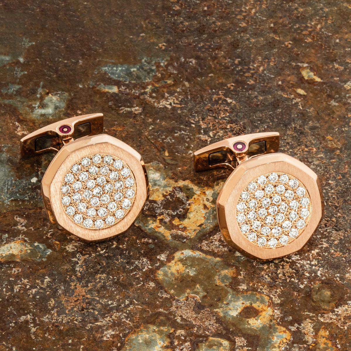Paire de boutons de manchette Royal Oak en or rose d'Audemars Piguet. Les boutons de manchette sont dotés d'un centre serti de diamants et chaque bouton de manchette mesure 19 mm de diamètre. Les boutons de manchette sont dotés d'une armature en T