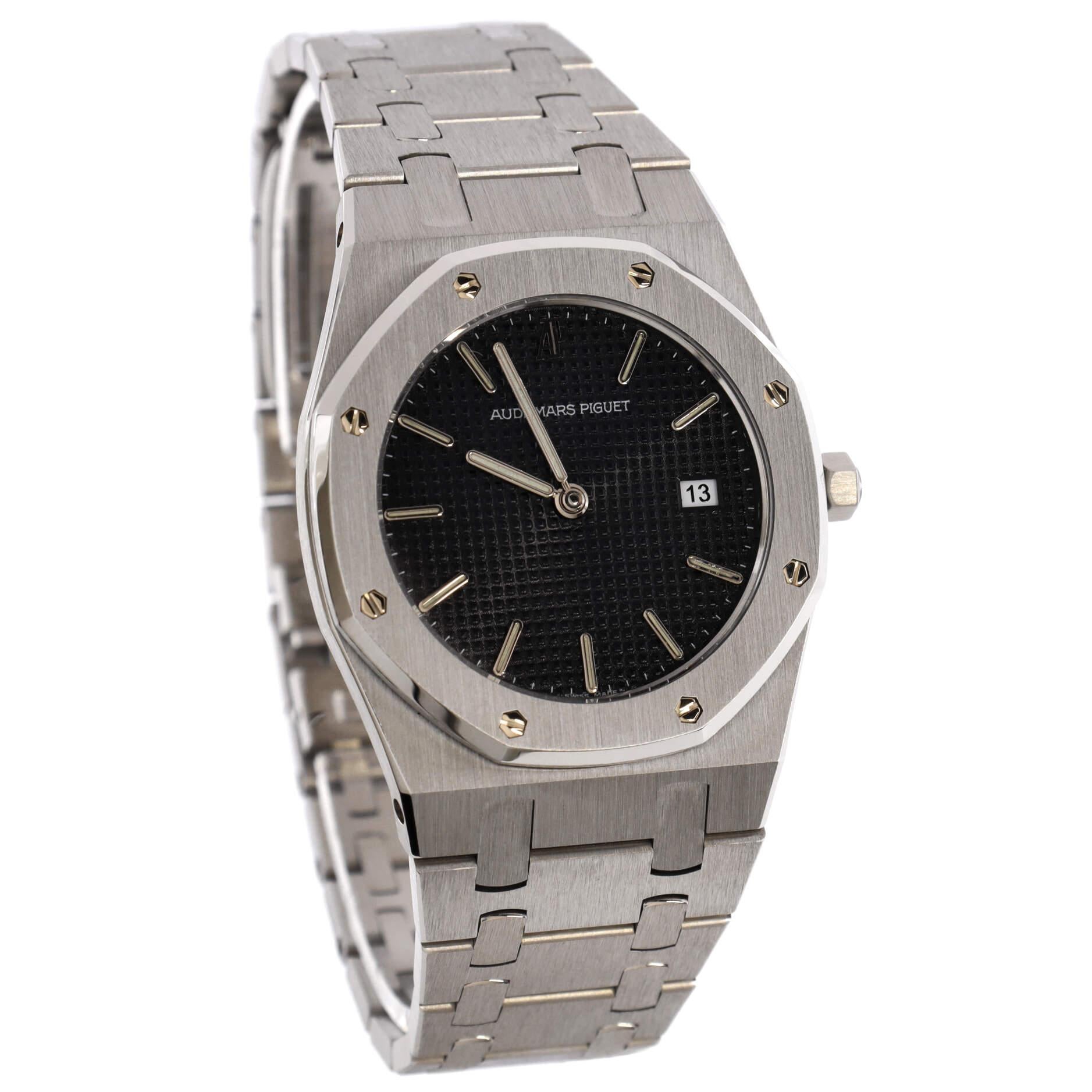Condizioni: Ottimo. Graffi e usura moderati in tutto il corpo. Usura e graffi su cassa e bracciale.
Accessori: Custodia di servizio
Misure: Dimensione/Larghezza cassa: 33 mm, Altezza orologio: 6 mm, Larghezza cinturino: 22 mm, Circonferenza polso: