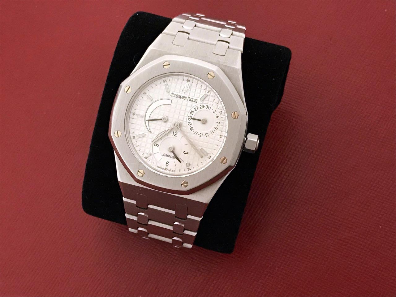 Audemars Piguet Royal Oak Model 25730/ST/00789/ST/02, Pre Owned Mens Automatic wrist watch. Dual Time Zone; Automatic Winding with Calendar & Power Reserve Indicator, Silvered textured Dial with luminous markers and Stainless Steel case (36x46mm).