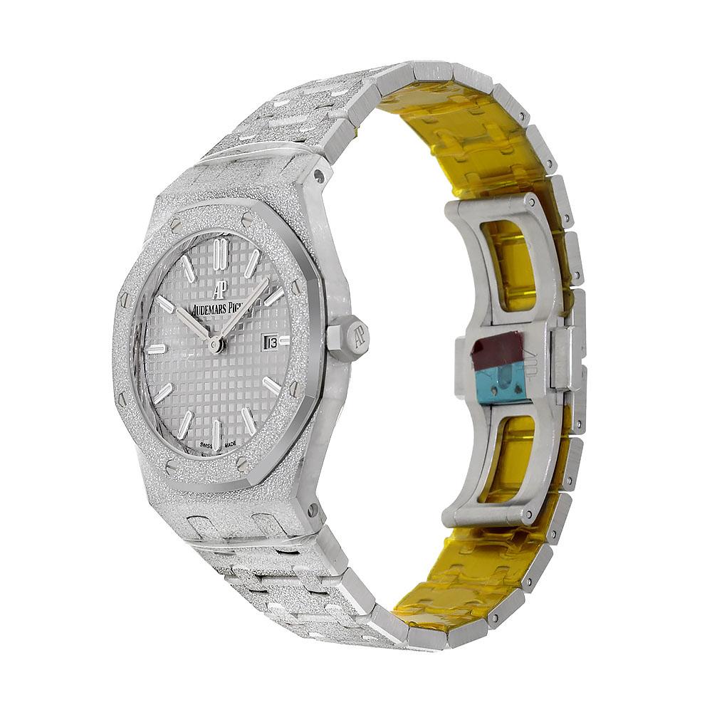 This is the alluring Audemars Piguet Ladies Royal Oak watch in 18 karat Frosted White Gold, celebrating the ancient art of Florentine gold hammering. The watch case is crafted in 18 kt. white gold measuring 33 mm and houses the Calibre 2713 quartz