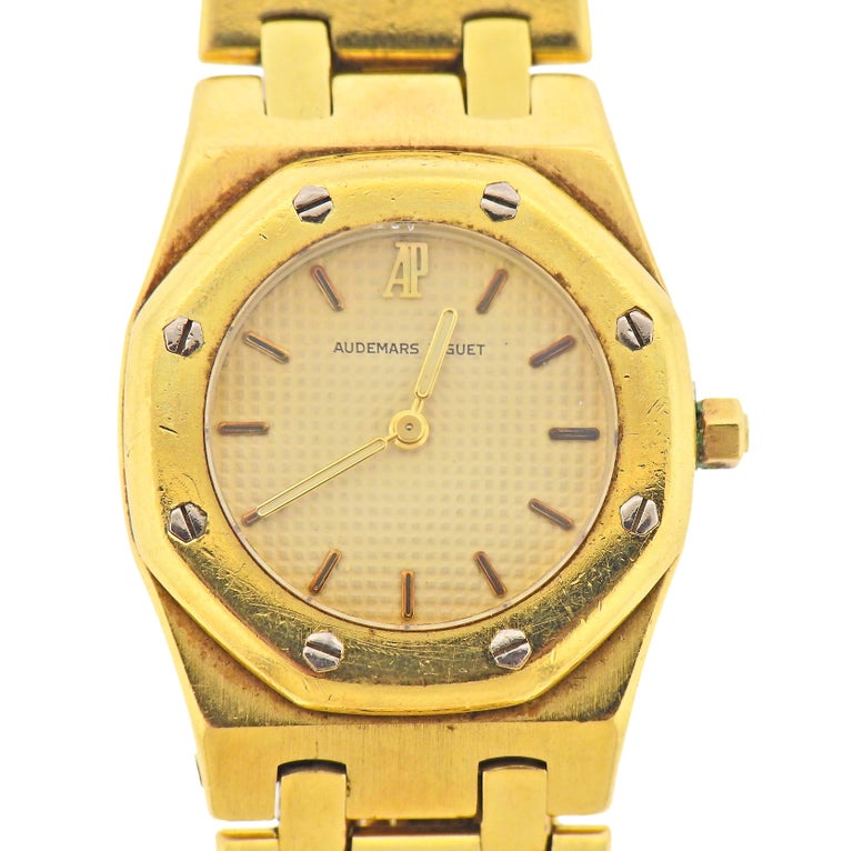 18k gold Audemars Piguet Royal Oak lady's watch, with quartz movement. Case measures 26mm excl crown x 35mm. 18k gold bracelet will fit up to 7