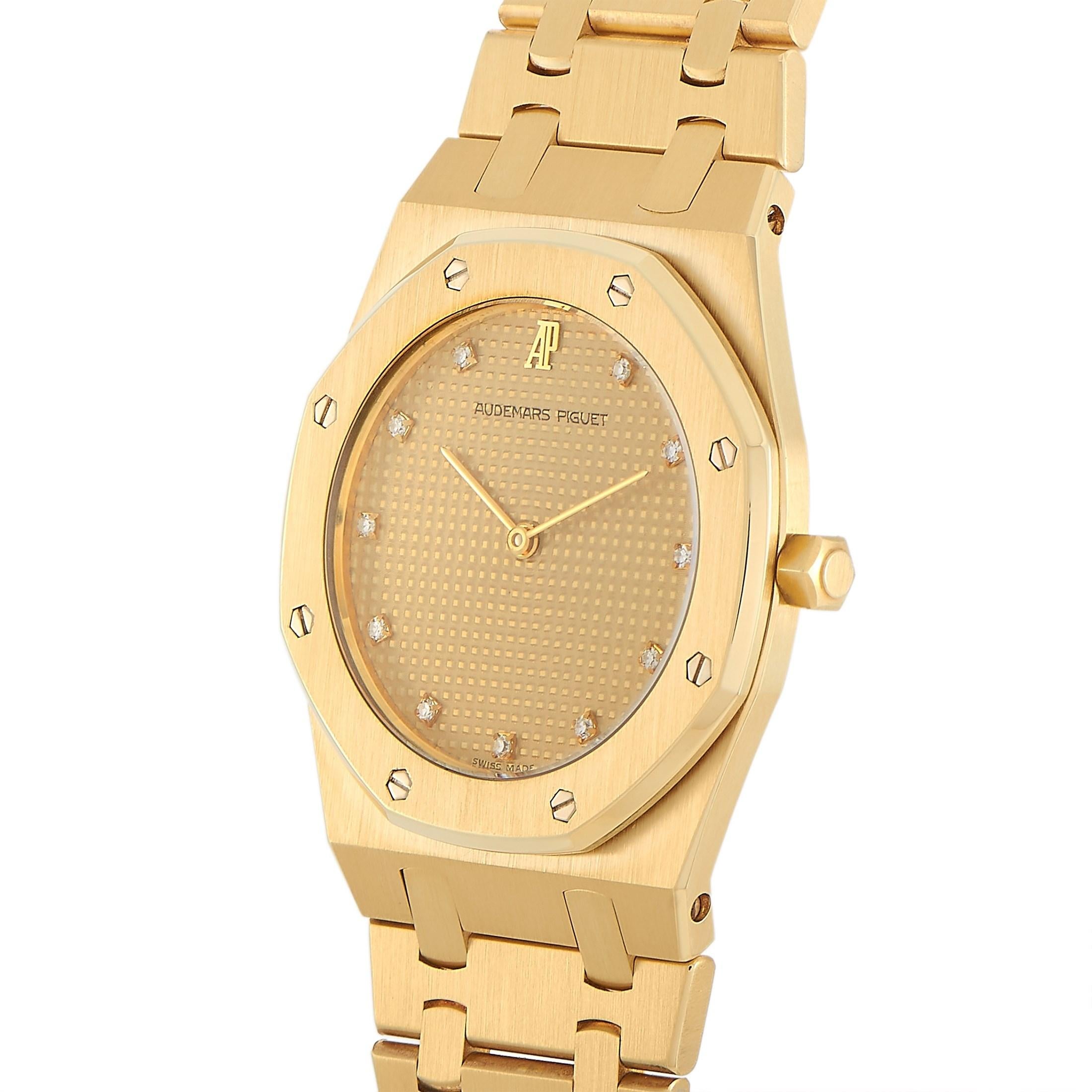 Audemars Piguet Royal Oak 18K yellow gold watch is a part of the Royal Oak collection. The watch comes with an 18K yellow gold case measuring 33 mm in diameter and boasts a fixed 18K yellow gold bezel adorned with 8 iconic Audemars Piguet screws.