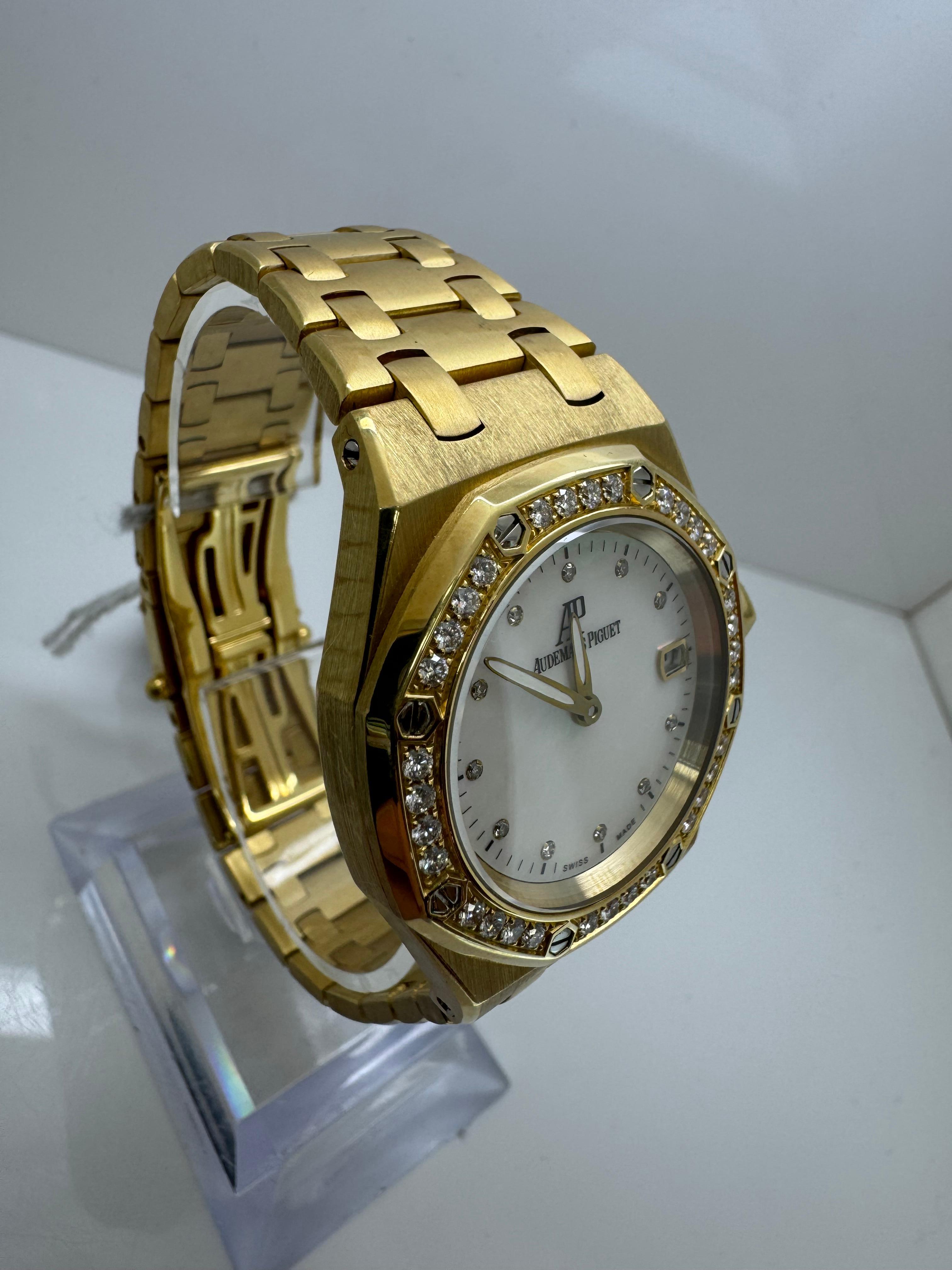 Reloj Audemars Piguet Royal Oak femenino de 33 mm 67601BA Esfera MOP de oro amarillo con diamantes

Eleva tu colección con este exquisito reloj Audemars Piguet Royal Oak Ladies, referencia 67601BA, fabricado íntegramente en oro amarillo de 18
