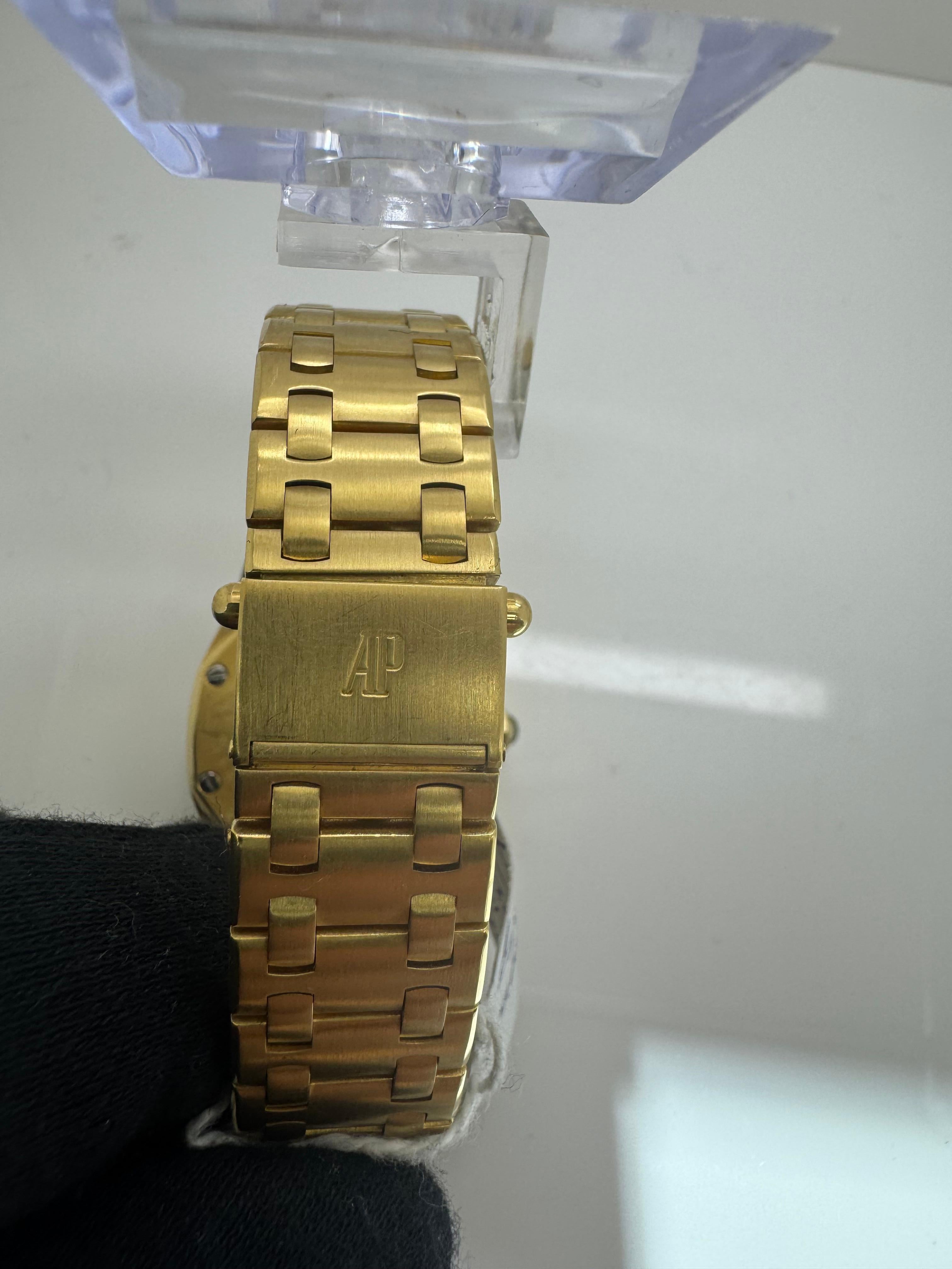 Reloj Audemars Piguet Royal Oak femenino de 33 mm 67601BA Esfera MOP de oro amarillo con diamantes Corte redondo en venta