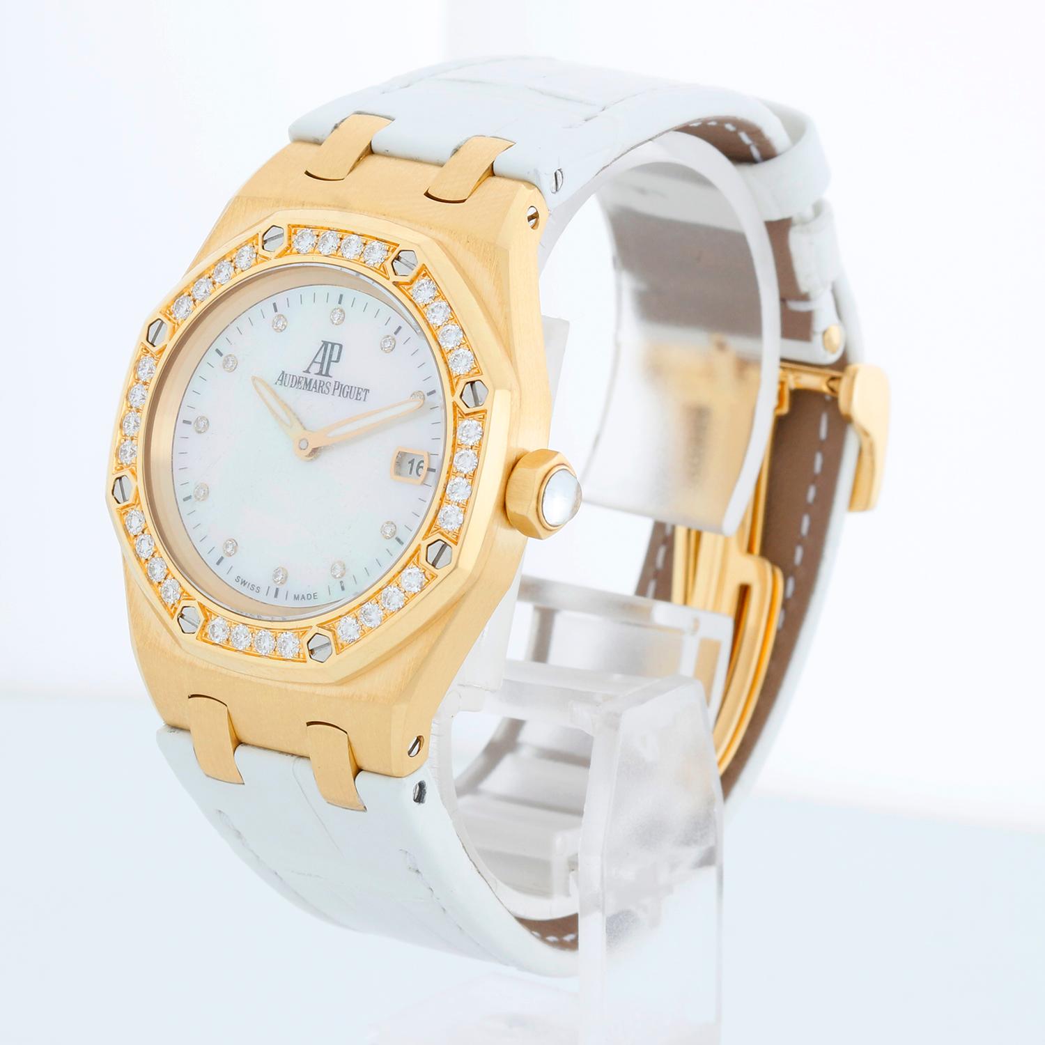 Audemars Piguet Royal Oak Reloj de cuarzo para señora Oro amarillo 67601BA - Cuarzo. Caja de oro amarillo (29 mm de diámetro). Esfera de nácar con índices de diamantes. Correa blanca Audemars Piguet con cierre desplegable de oro amarillo de 18