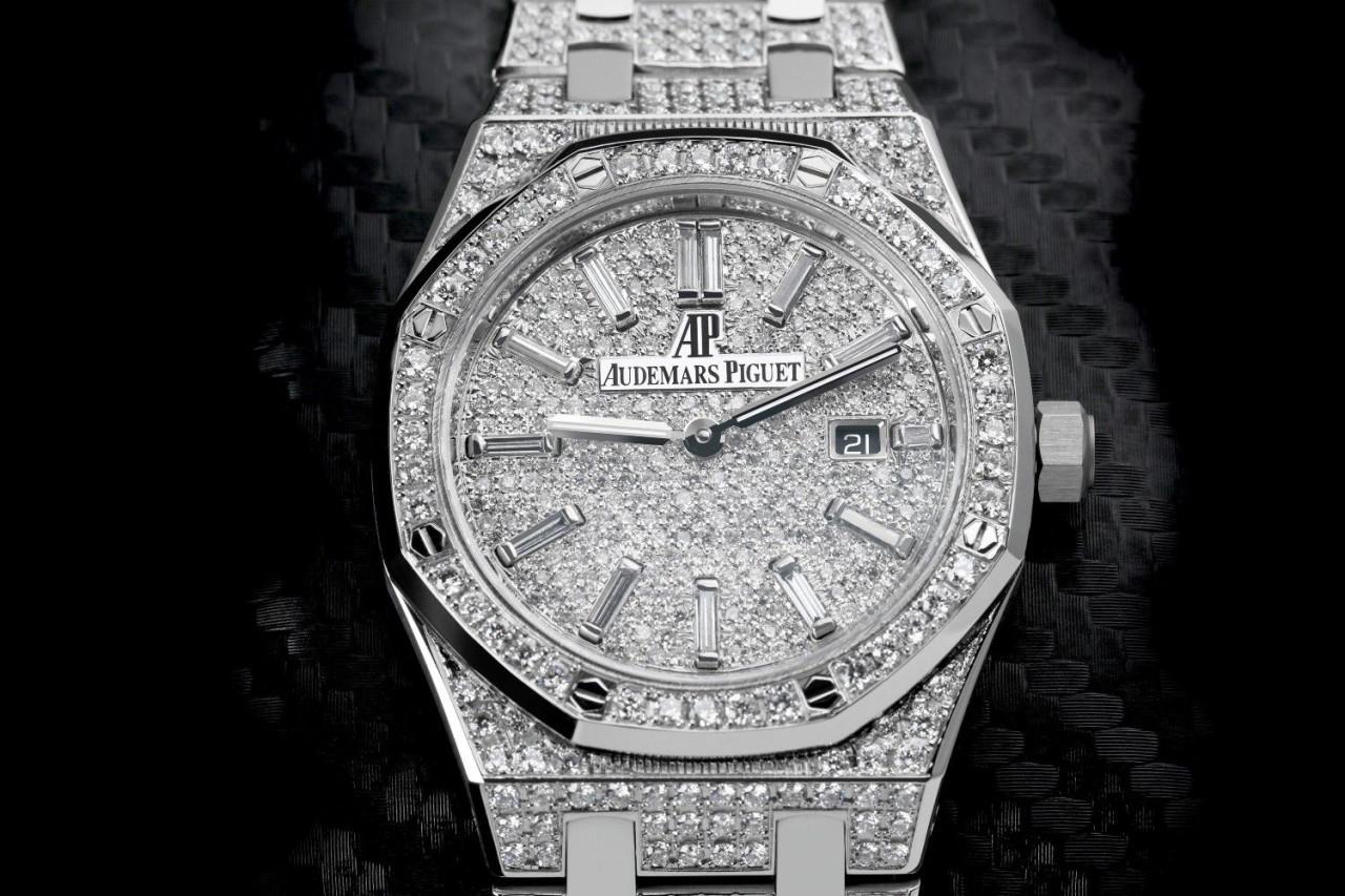 Audemars Piguet Royal Oak Lady Iced Out 67650ST.OO.1261ST.01

Diamonds have been customized aftermarket, not by AP. 