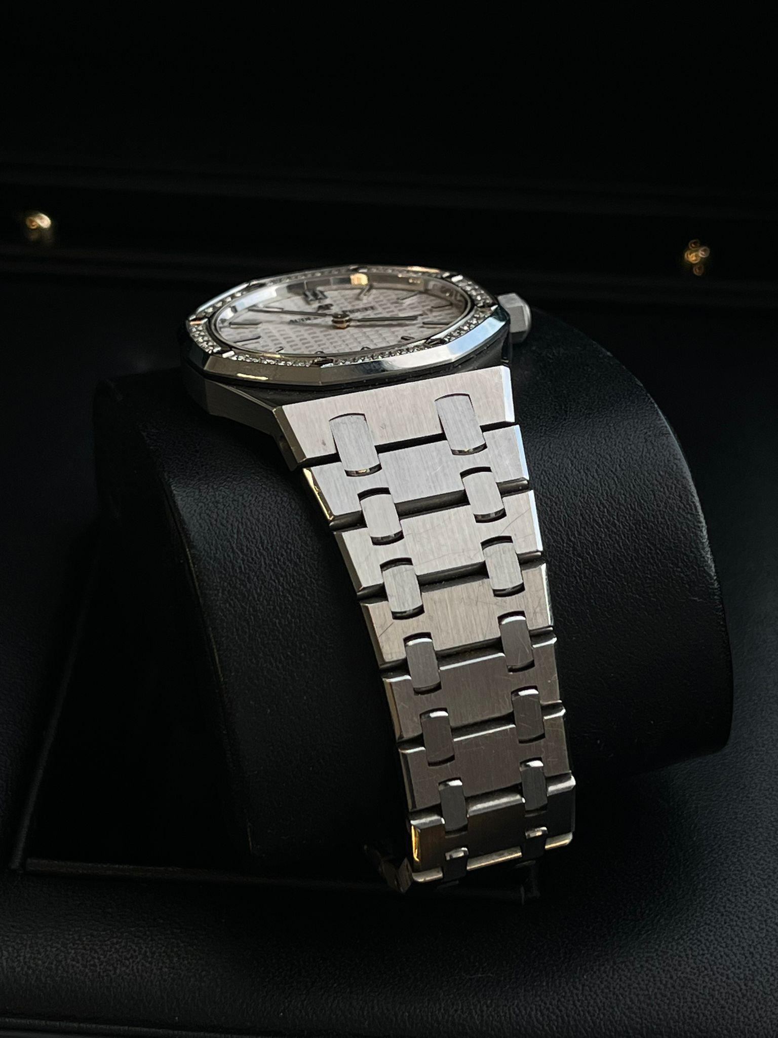 Audemars Piguet Royal Oak Lady Steel Silver Dial Watch 67651ST.ZZ.1261ST.01 For Sale 7