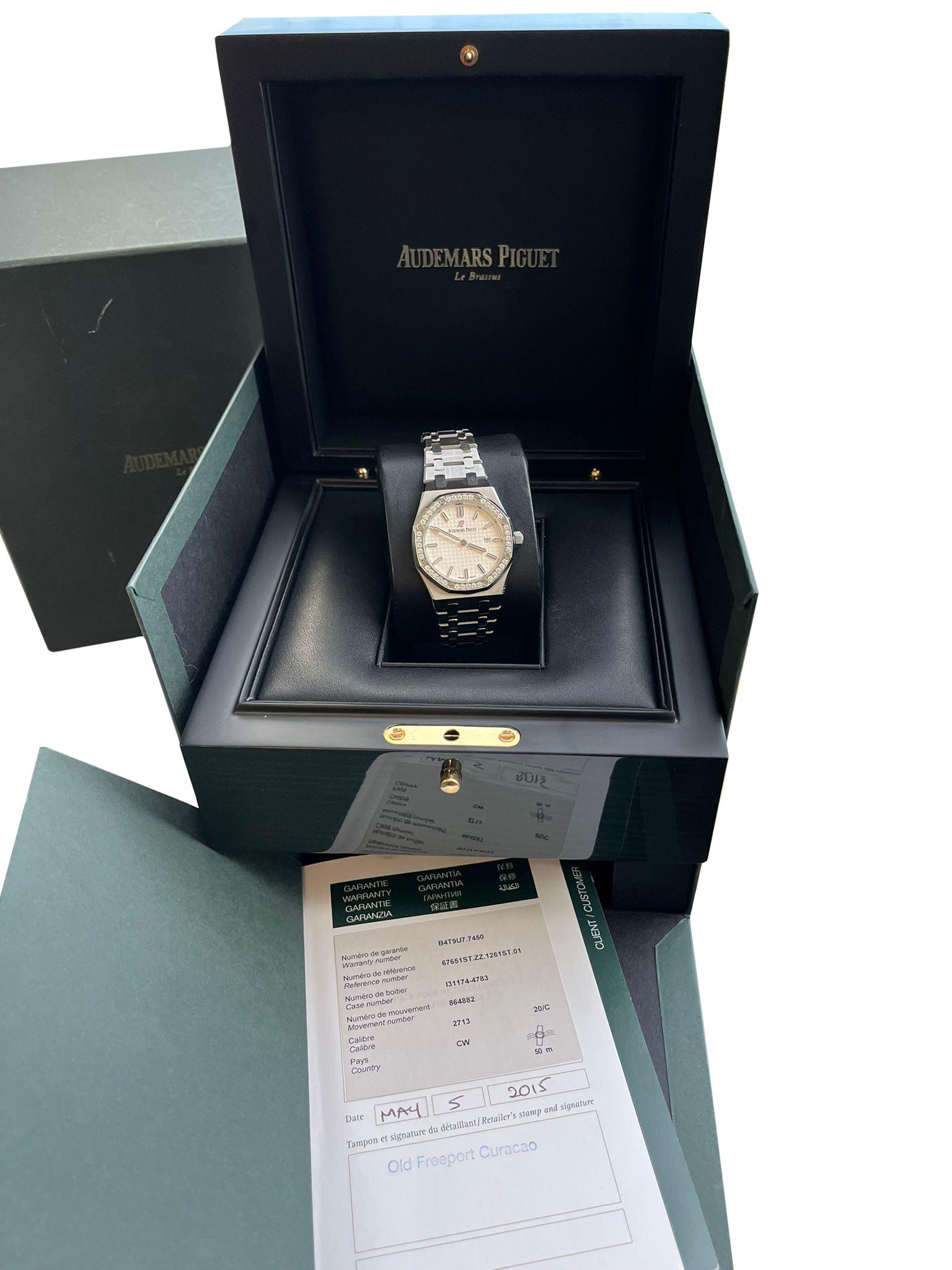 Audemars Piguet Royal Oak Quartz Lady watch. with date display. Stainless steel case, silvered dial, stainless steel bracelet. 40 brilliant-cut diamonds (bezel). Stainless steel case, glare-proofed sapphire crystal, diamond-set bezel, Silver-toned