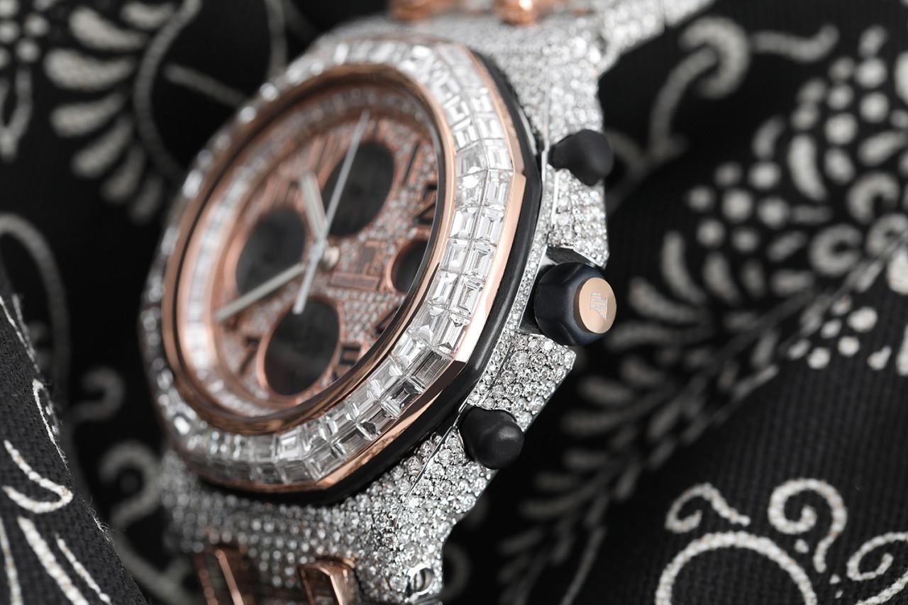 Audemars Piguet Royal Oak Offshore 25721ST Custom Two Tone Rose Uhr mit Baguette-Diamanten

Diese Uhr ist in neuwertigem Zustand. Es wurde poliert, gewartet und hat keine sichtbaren Kratzer oder Flecken. Alle unsere Uhren werden mit einer