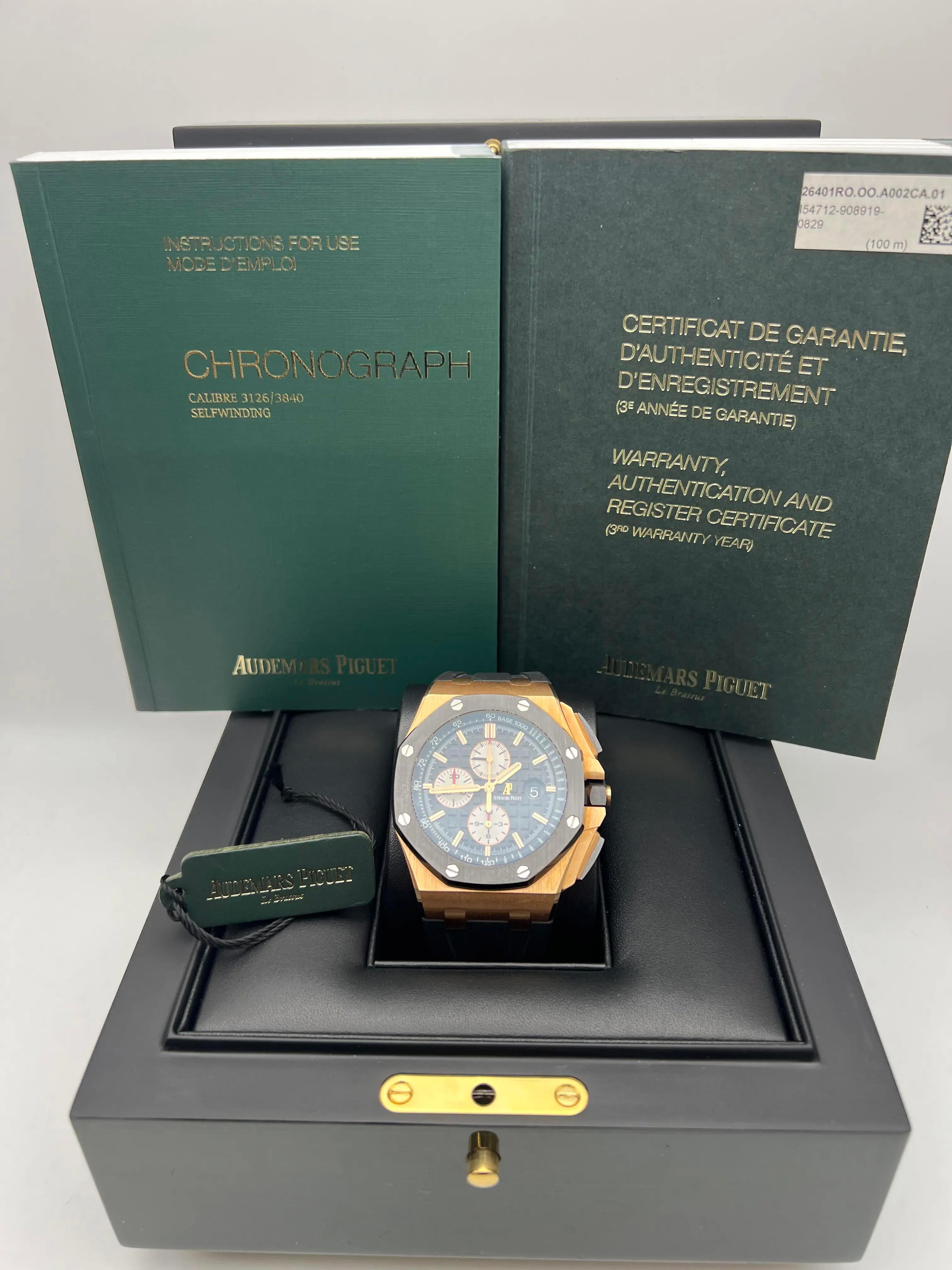 Le chronographe Audemars Piguet Royal Oak Offshore (réf. 26401RO.OO.A002CA.01) est un garde-temps audacieux et luxueux qui illustre l'engagement de la marque à associer un design classique à une fonctionnalité avancée. Fabriqué en or rose 18 carats,