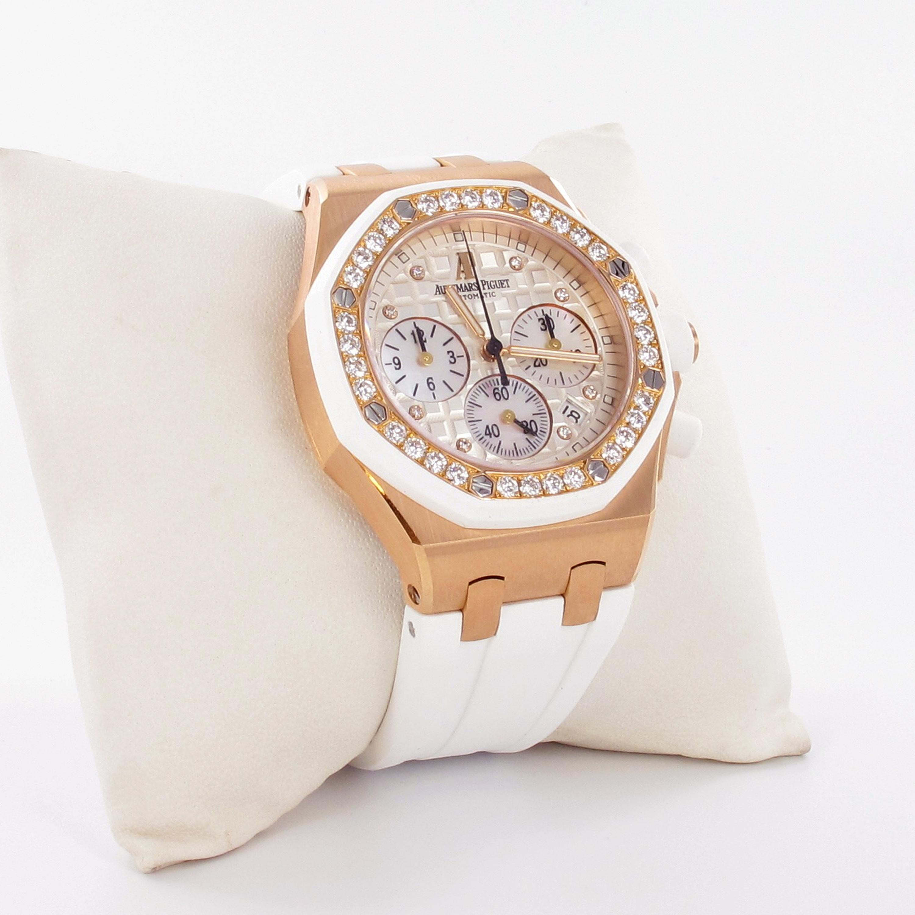 Fine Audemars Piguet ladies chronograph watch in 18 Karat Rose Gold. Selfwinding movement, chronograph functions with second-, minute-, and hour indication. The watch has a small second running indication at 6 o'clock and date display between 4 and