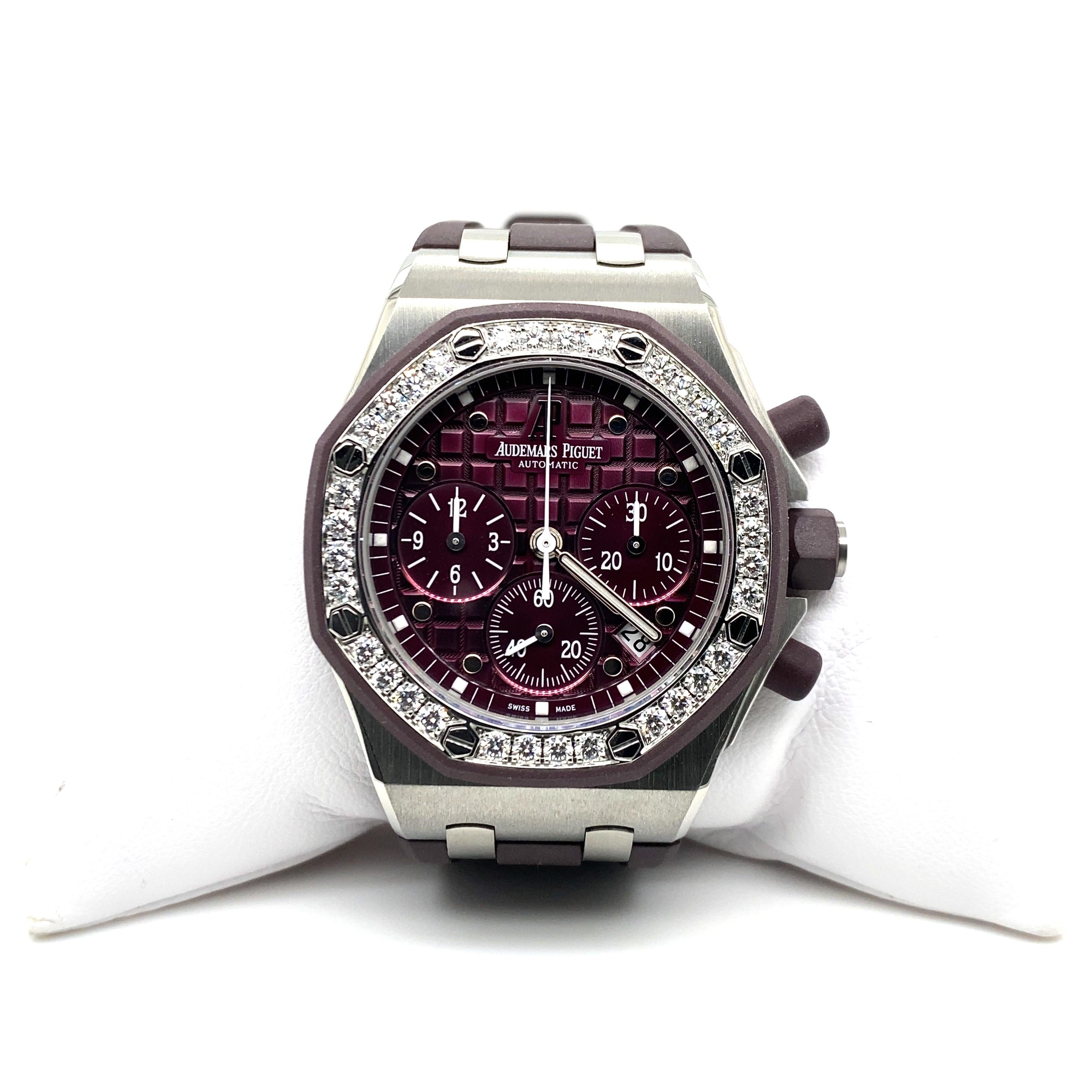 Fine Audemars Piguet ladies chronograph watch in stainless steel. Selfwinding movement, chronograph functions with second-, minute-, and hour indication. The watch has a small second running indication at 6 o'clock and date display between 4 and 5