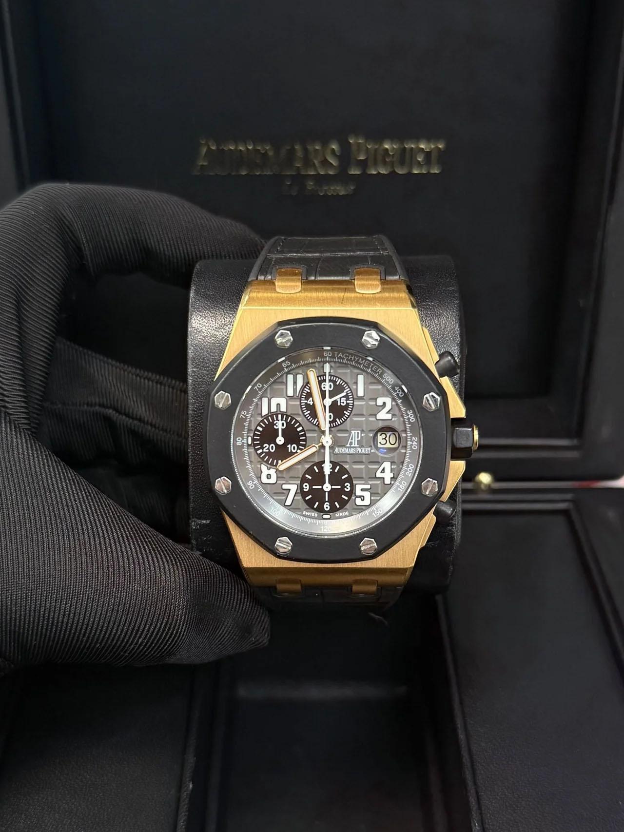 Die Audemars Piguet Royal Oak Offshore Chronograph 25940OK.OO.D002CA.01 ist ein kühner und sportlicher Luxuszeitmesser, der für seine robuste Konstruktion und sein unverwechselbares Design bekannt ist.

Wesentliche Merkmale:

MATERIAL des Gehäuses: