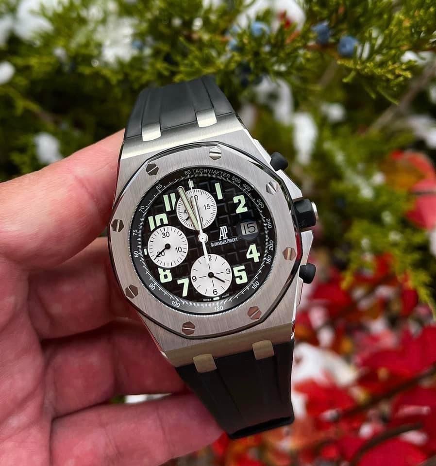 Audemars Piguet Royal Oak Offshore Chronograph Ref. 25940SK.OO.D002CA.01, avec un boîtier en acier de 42 mm, une lunette recouverte de caoutchouc noir avec 8 vis apparentes, une couronne vissée et des poussoirs moulés en caoutchouc noir. Lunette