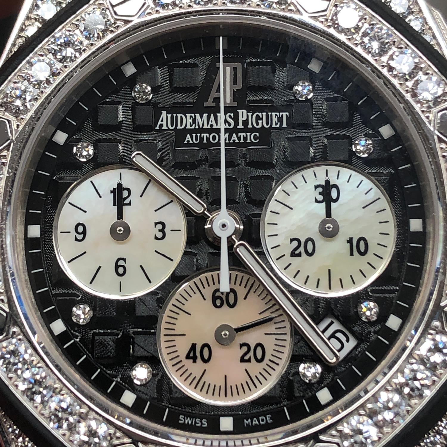 Reloj automático Audemars Piguet Royal Oak Offshore para señora de oro blanco y diamantes 26092CK - Cuerda automática, calibre 2385. Royal Oak Offshore. Caja de oro blanco (37 mm de diámetro) con bisel y asas de diamantes de fábrica. Esfera waffle