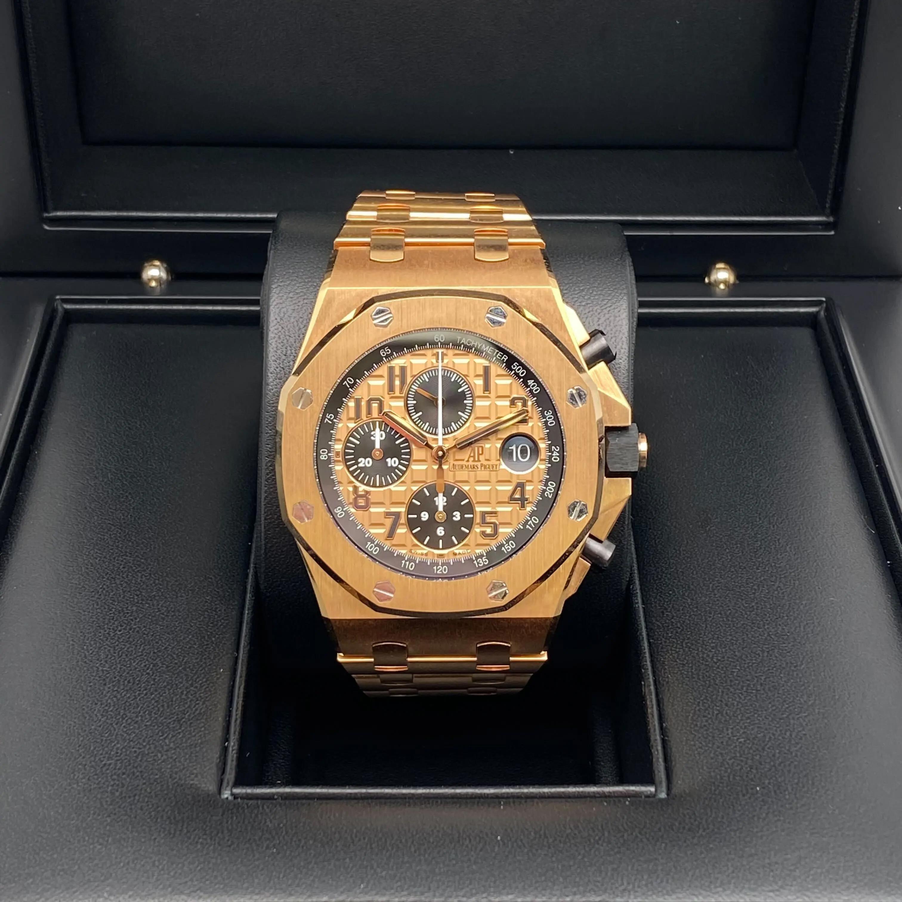 Usato in ottime condizioni. Viene fornito con scatola e documenti originali. Garanzia del venditore di 2 anni.

L'Audemars Piguet Royal Oak Offshore 26470OR, completamente in oro rosa, con l'iconica cassa ottagonale e il potente Calibro 3126/3840.