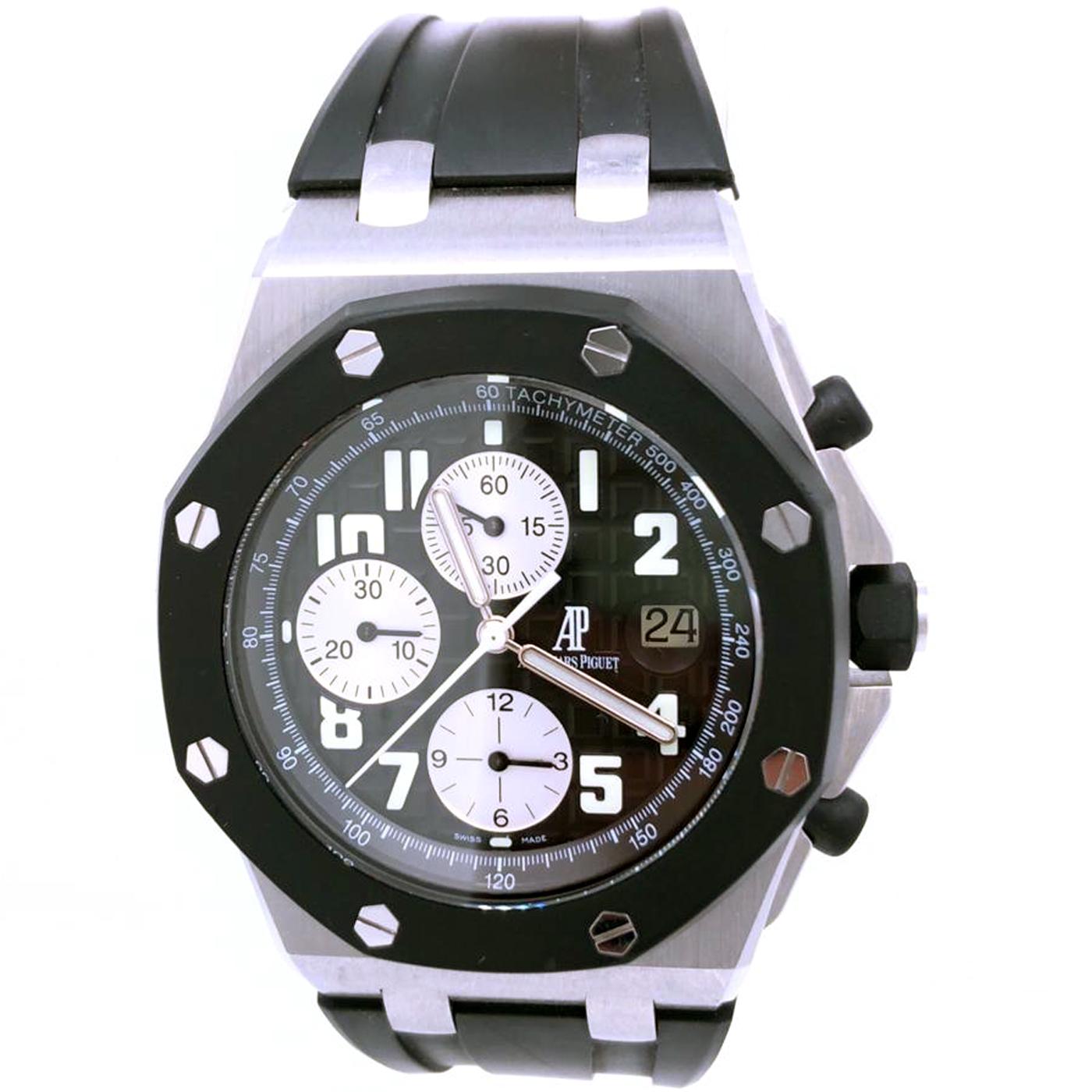 Chronograph mit Automatikaufzug, Datumsanzeige und kleiner Sekunde bei 12 Uhr. Edelstahlgehäuse, versilbertes Zifferblatt, schwarzes Armband, Saphirglas, schwarze kautschukbeschichtete Lünette, verschraubte Krone und Drücker, wasserdicht bis 100 m,