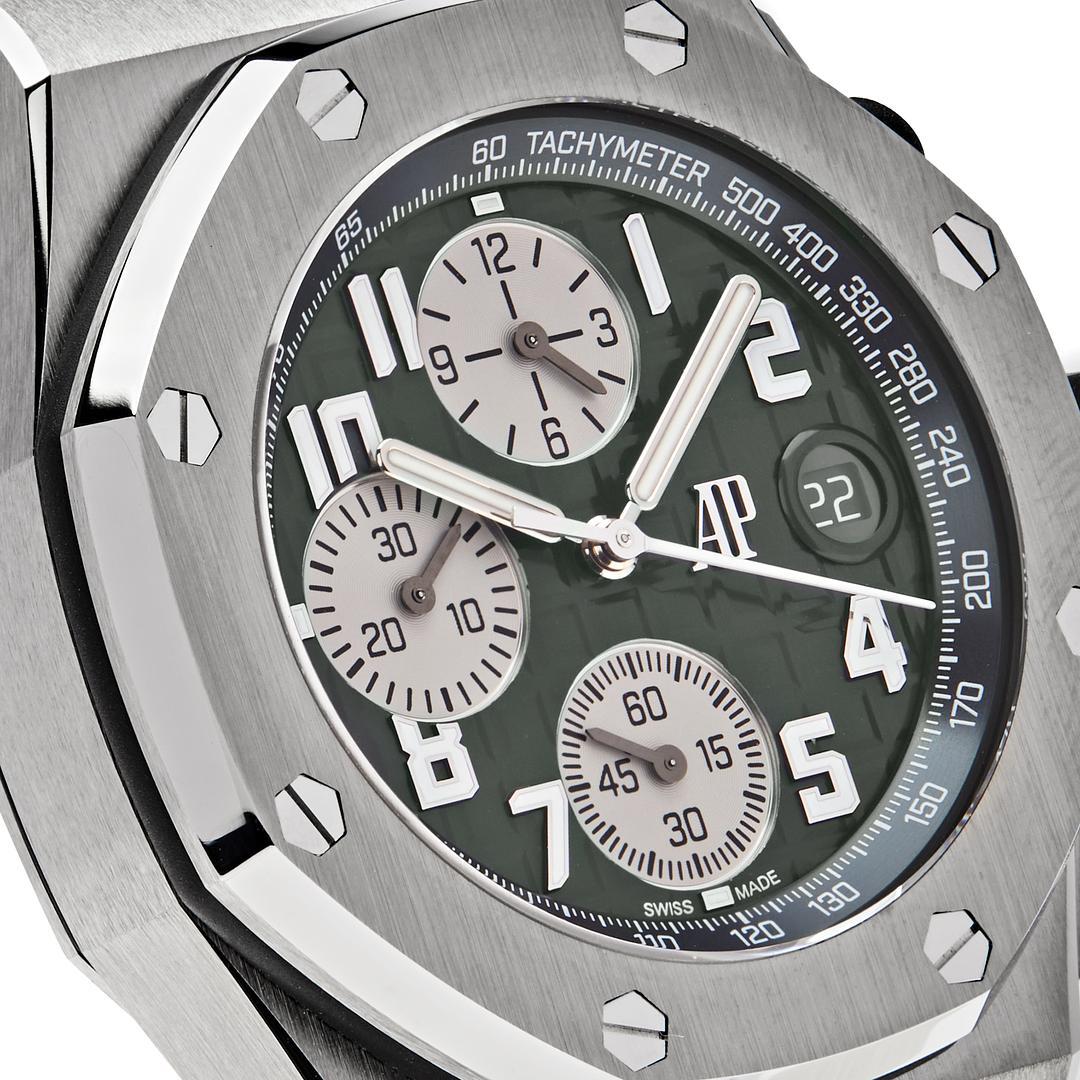 This Royal Oak Offshore Selfwinding Chronograph timepiece unites a 42mm titanium case, a khaki green 