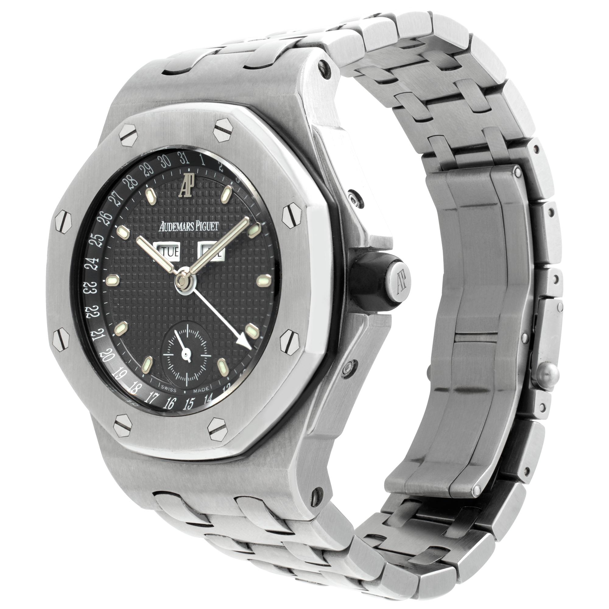 Audemars Piguet Royal Oak Offshore Triple Date aus Edelstahl mit kohlegrauem Zifferblatt. Automatik mit Subsekunden, Datum, Tag und Monat. 38 mm Gehäusegröße. Ref 25807ST.OO.1010ST.01. CIRCA Ende der 1990er Jahre Fine Pre-owned Audemars Piguet