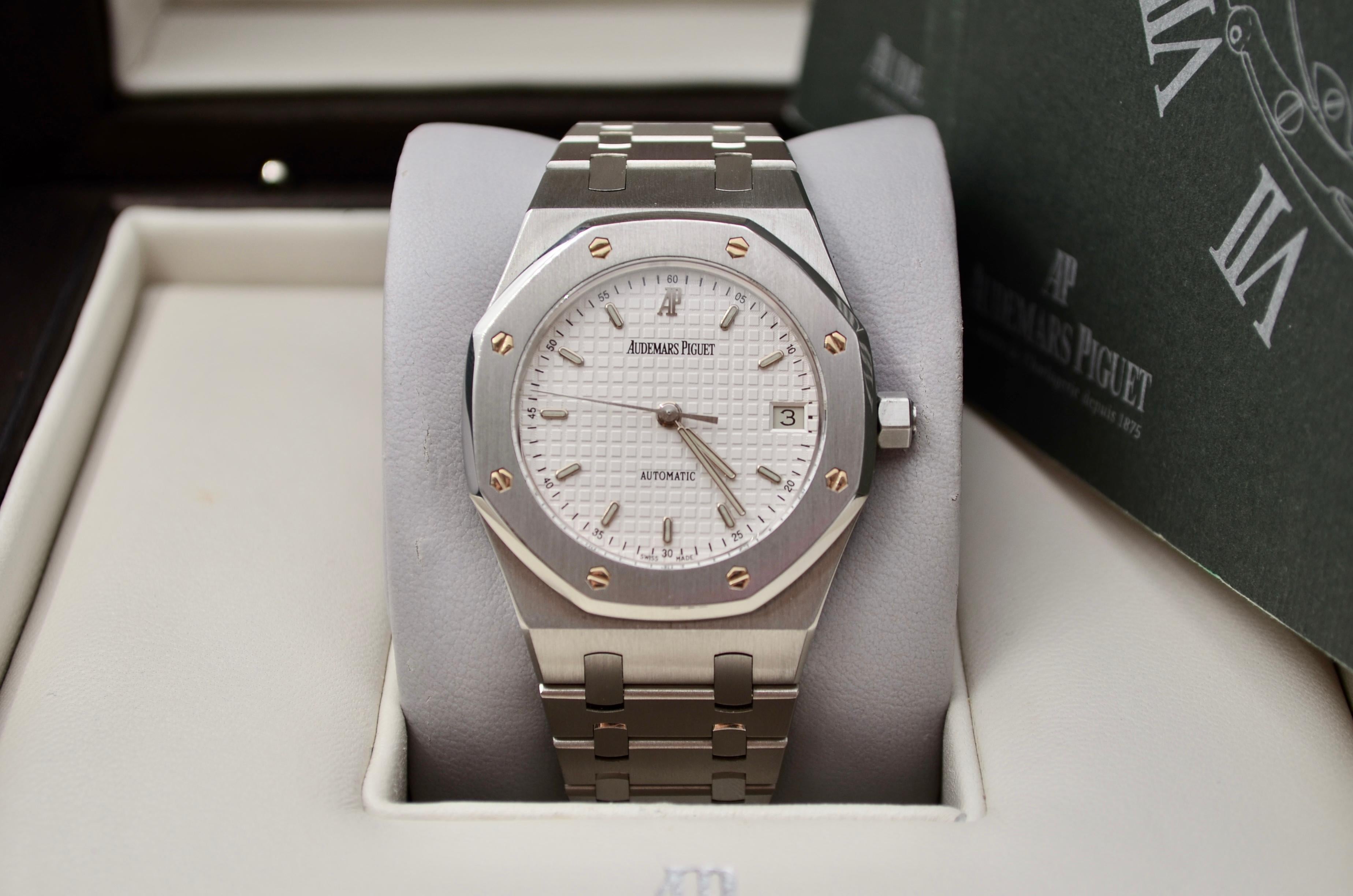 The watch is in a very good condition and it’s working well. It shows slight signs of wear. The carton lid of the outer box is missing. The watch comes with the original box and documents, along with an AGS Jewelry warranty card. For more