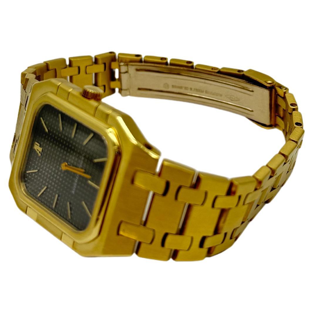 Audemars Piguet Royal Oak Rechteckig

Erleben Sie eine einzigartige Interpretation der ikonischen Royal Oak mit diesem seltenen und vornehmen Modell. Die Royal Oak Rectangular aus 18-karätigem Gelbgold bietet ein elegantes, leicht unkonventionelles