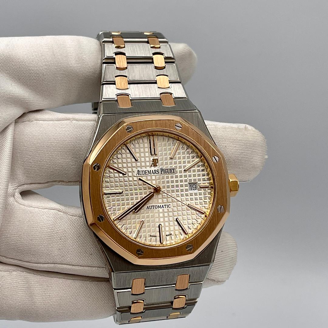 Audemars Piguet Royal Oak Selfwinding 15400SR.OO.1220SR.01 In Excellent Condition In New York, NY