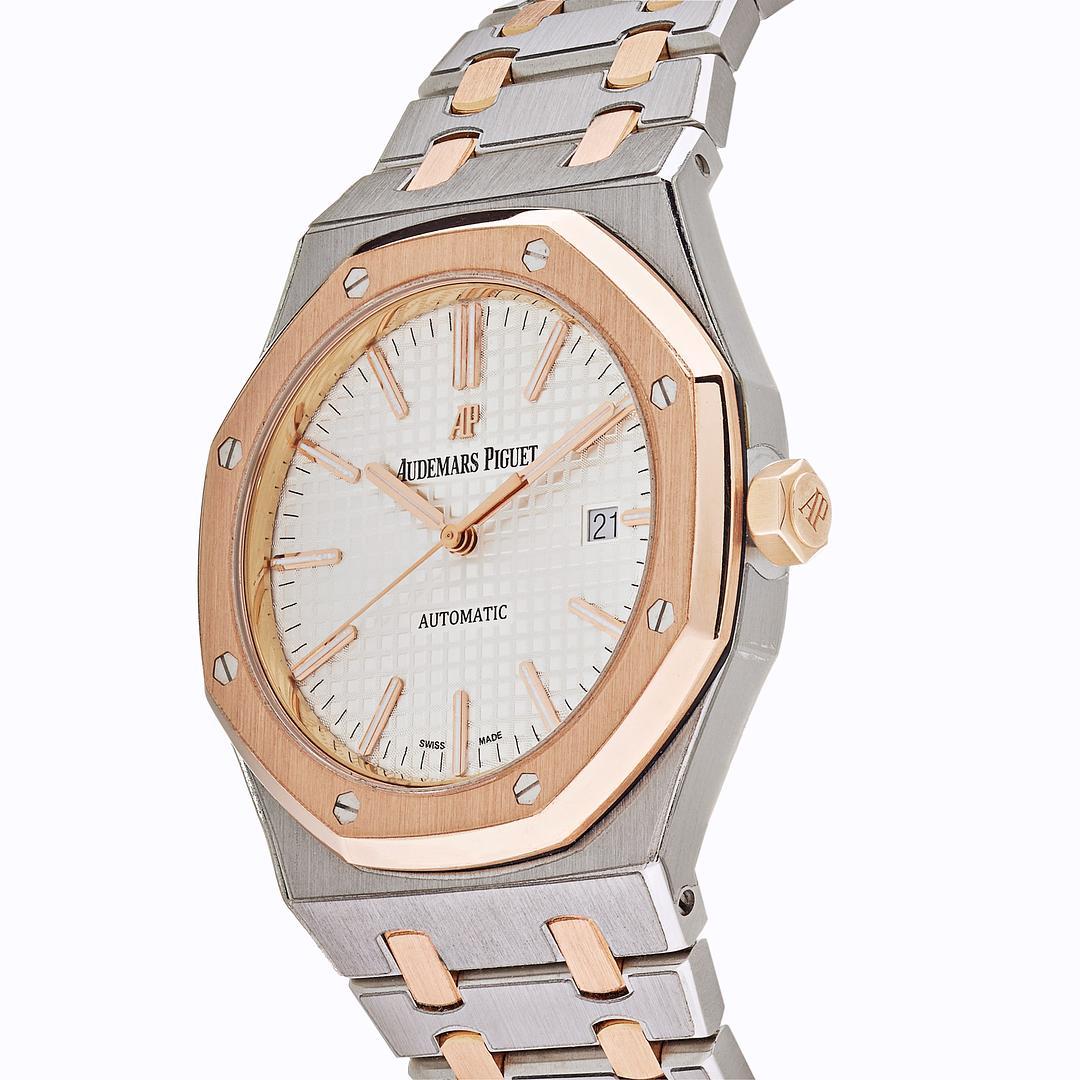 This Royal Oak Selfwinding timepiece is designed in a 41mm case crafted in stainless steel with a smooth 18k rose gold bezel. It features the recognizable 'Grande Tapisserie' pattern on the white dial, rose gold markers and hands and glareproof