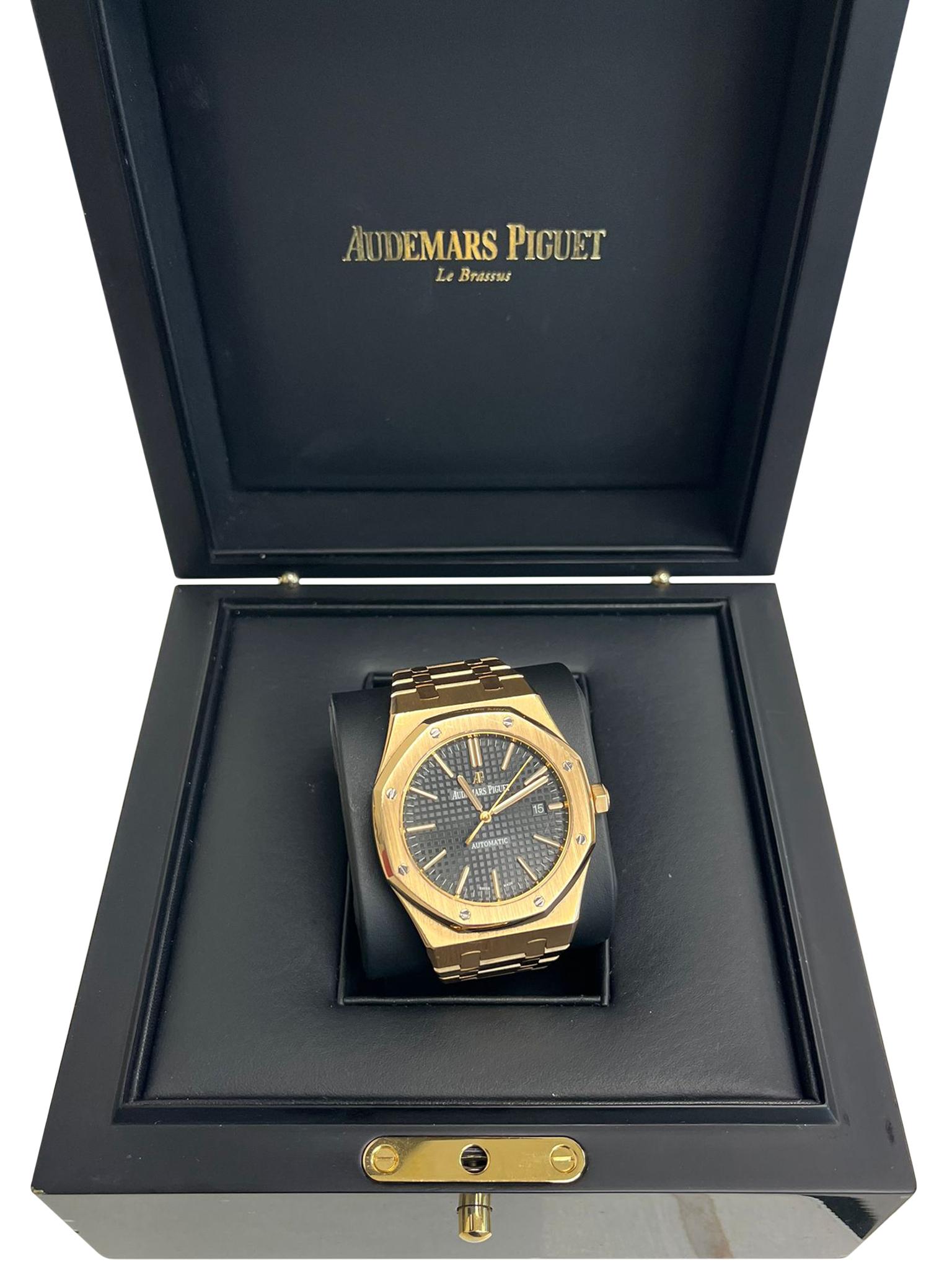 Diese authentische Audemars Piguet Royal Oak (nicht umgewandelt) Uhr, mit der Modellnummer: 15400OR.OO.1220OR.01, hat eine Rose Gold 41 mm achteckiges Gehäuse mit Pull / Push-Krone und eine Rose Gold Lünette. Diese Herren Audemars Piguet Royal Oak