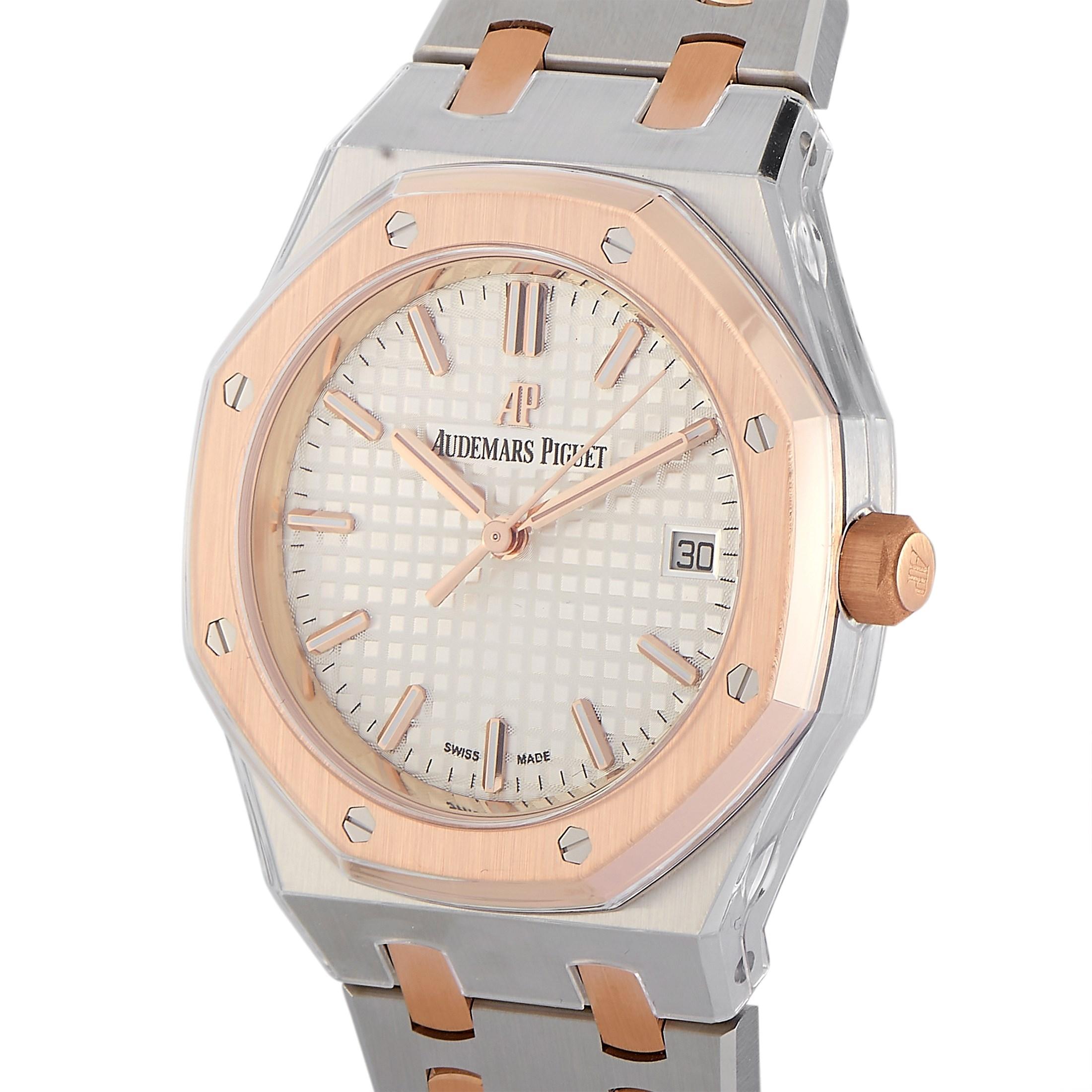 Designed for smaller wrists, this 34mm Royal Oak 77350SR.00.1261SR.01 will suit both men and women. This timepiece features the dynamic angles of Royal Oak including the iconic octagonal bezel with eight gold screws. The bezel is in 18K rose gold