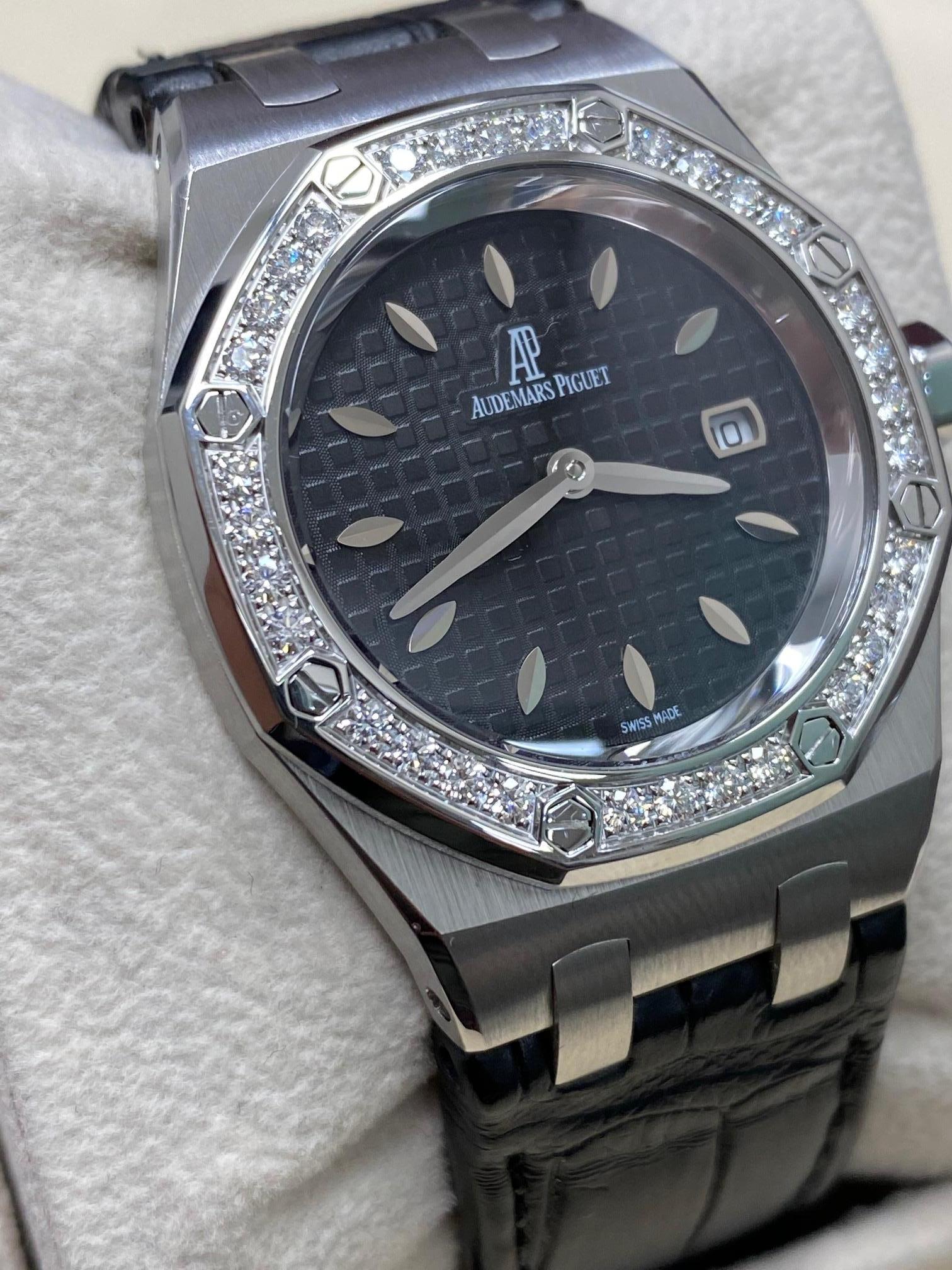 Style Number: 67651ST.ZZ.1261ST.01
 
Model: Royal Oak
 
Case Material: Stainless Steel
 
Band: Leather 
 
Bezel:  Original Factory Diamond Bezel 0.71ctw 
 
Dial: Black
 
Face: Sapphire Crystal
 
Case Size: 33mm

Retail: $17,700