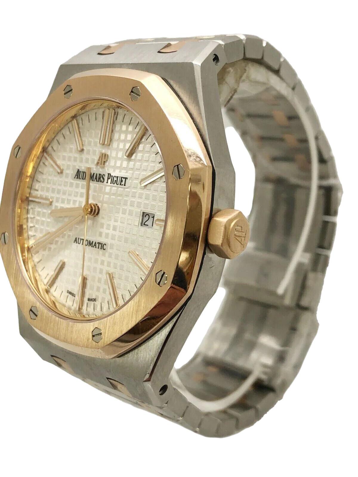 Diese Audemars Piguet Royal Oak Two-Tone Rose Gold Herrenuhr, Referenz 15400SR.OO.1220SR.01, ist in einem kaum getragenen, neuwertigen Zustand präsentiert. Das ikonische achteckige 41-mm-Gehäuse kombiniert Edelstahl mit einer Lünette aus