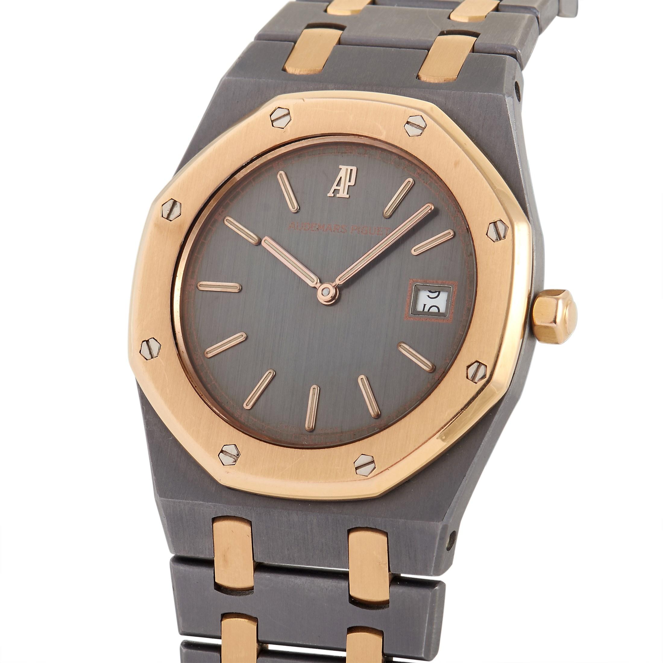 Diese Audemars Piguet Royal Oak Tantalum Rose Gold Watch 56175TR-OO-0789TR-01 aus blau-grauem Metall ist eine einzigartige Ergänzung für jede Uhrensammlung. Diese zweifarbige Schönheit verfügt über die achteckige Royal Oak-Lünette aus 18 Karat