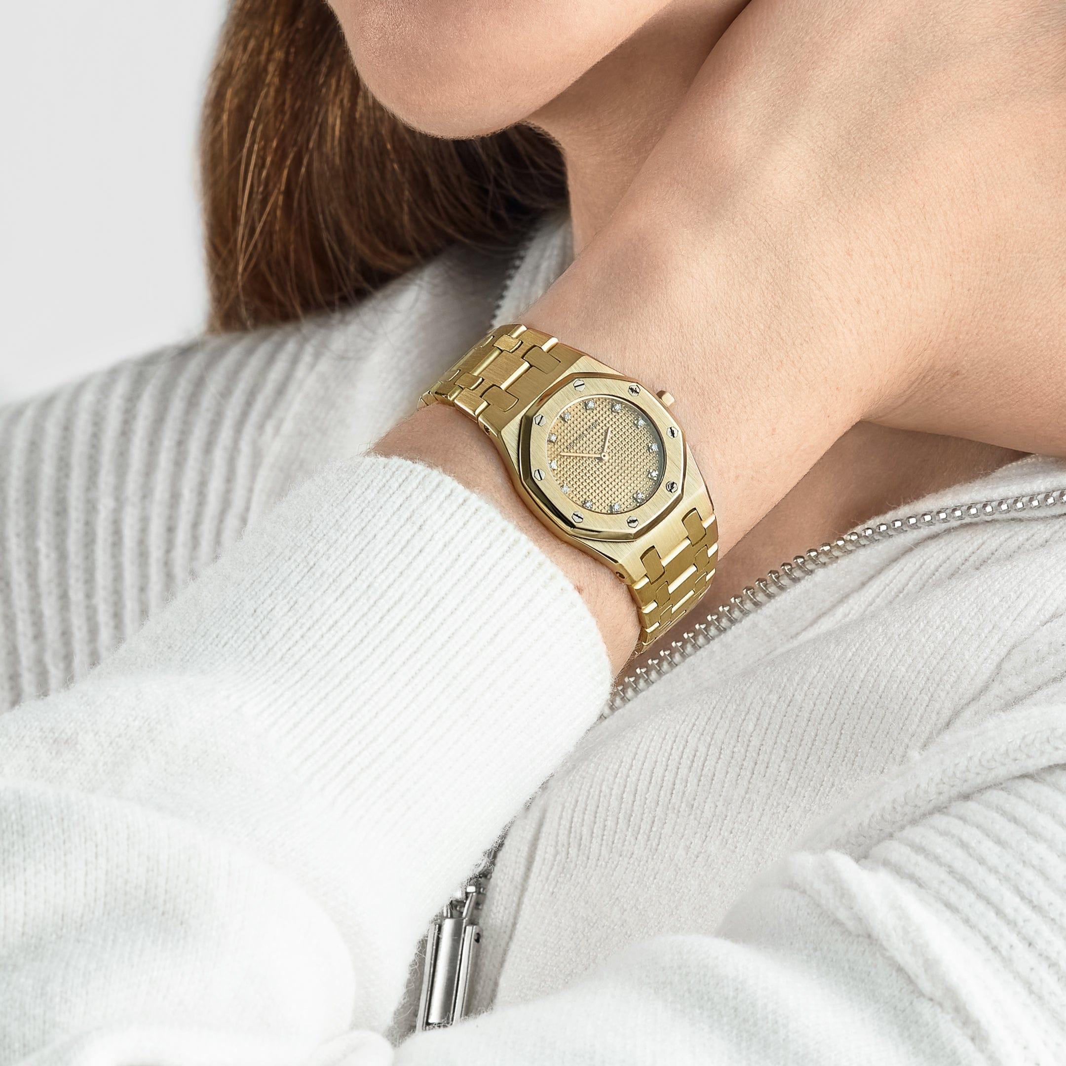 Jewels Aficionado bietet die Audemars Piguet Royal Oak Vintage 'Ladies' in Gelbgold mit champagnerfarbenem Diamantenzifferblatt an, ein zeitloser Ausdruck von Eleganz, Weiblichkeit und frühem Royal Oak Design. Das Gehäuse und das Armband aus