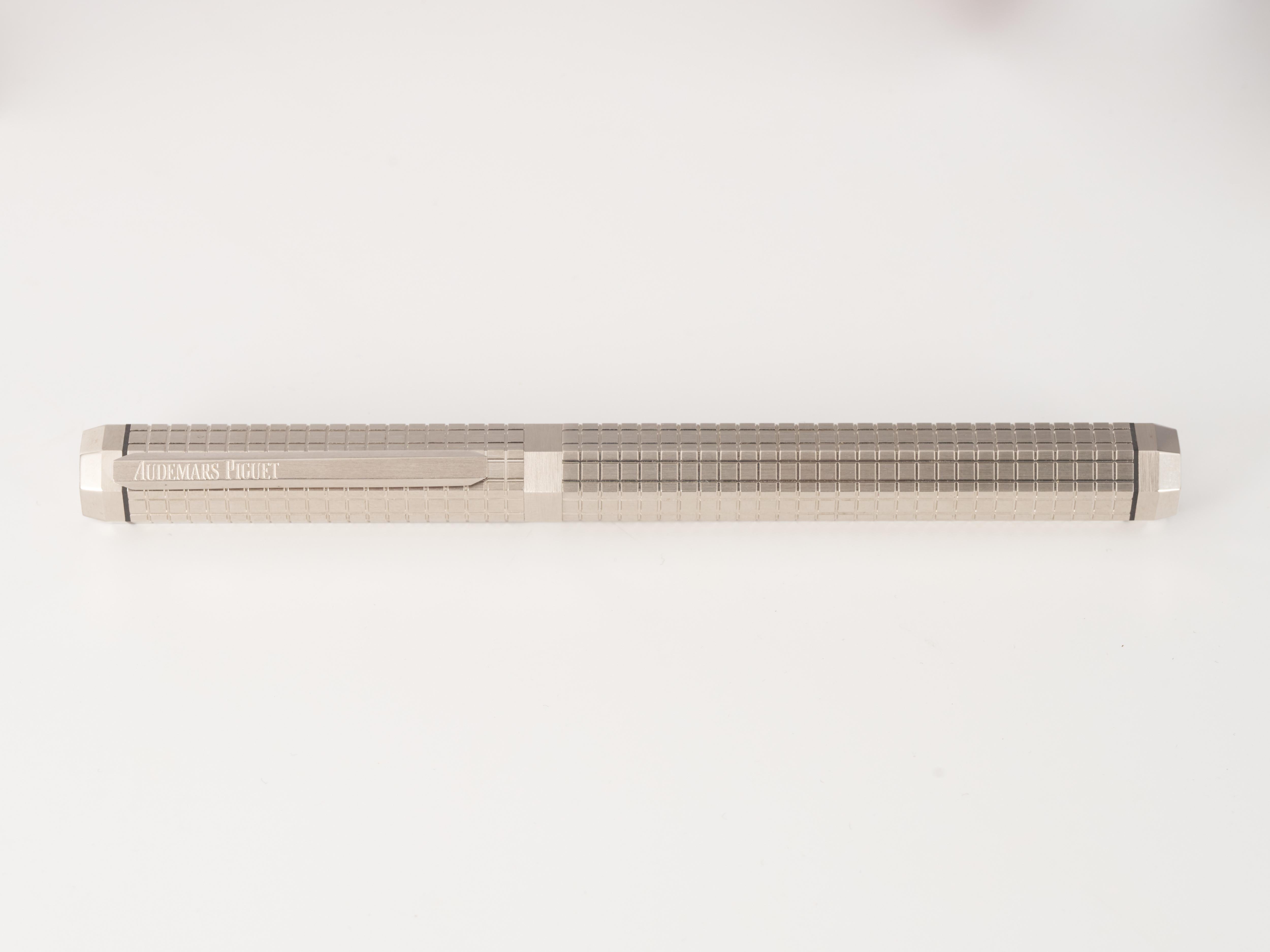 Fork In Time ist stolz darauf, auf dem 1st Dibs-Marktplatz anzubieten:

Audemars Piguet 
Königliche Eiche 
Füllfederhalter 

Silberne Tapissiere Design
Achteckige Stiftform

We Believe hergestellt von Caran D'ache für AP

18K