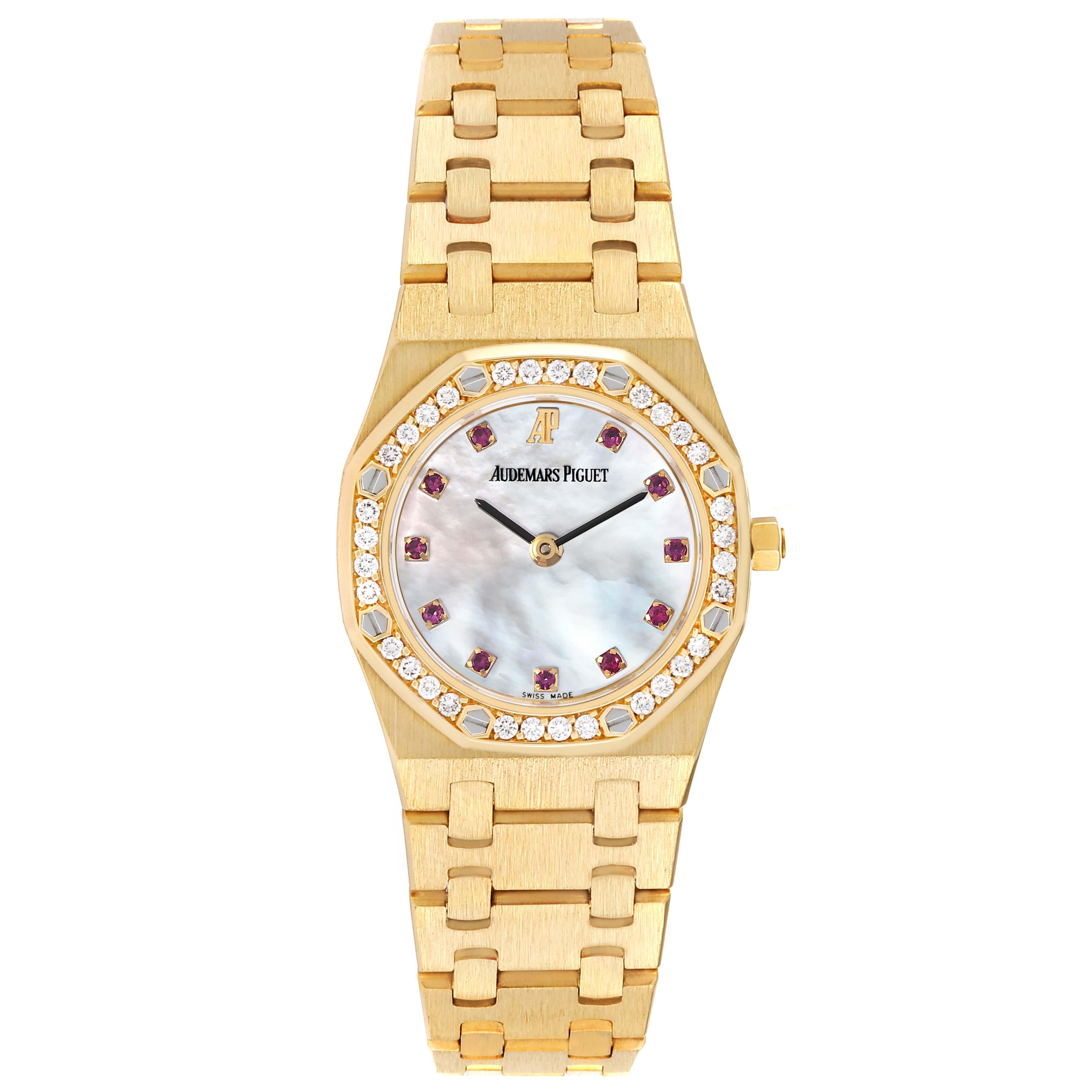 Audemars Piguet Royal Oak Gelbgold Diamant Rubine Damenuhr 66344BA. Quarzwerk. Sechseckiges Gehäuse aus 18 Karat Gelbgold mit einem Durchmesser von 25 mm. Diamant-Lünette aus 18 Karat Gelbgold, unterbrochen von 8 Signaturschrauben. Kratzfestes,