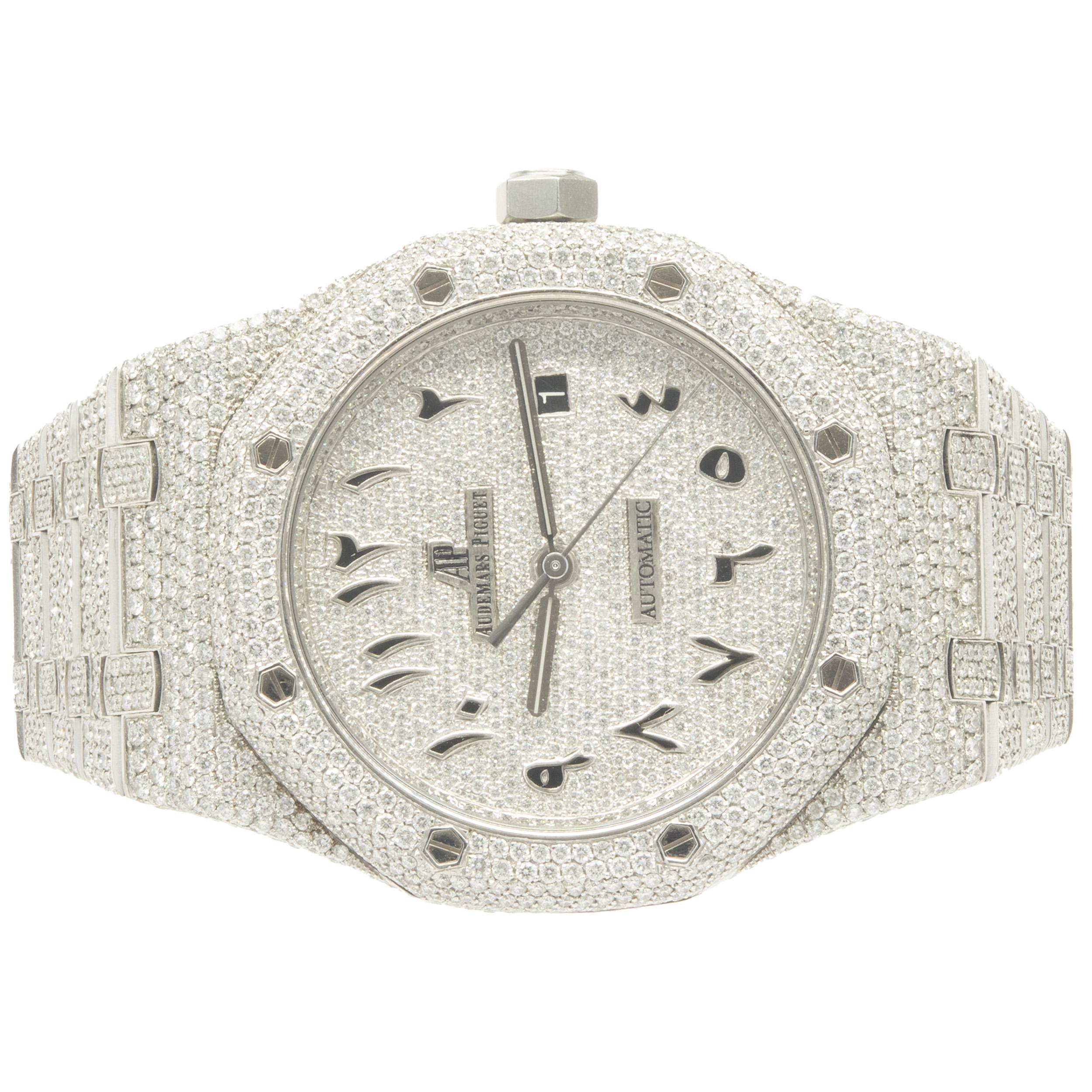 Uhrwerk: automatisch
Funktion: Stunden, Minuten, Sekunden, Datum
Gehäuse: 41 mm Edelstahlgehäuse mit Diamantbesatz, Lünette mit Diamantbesatz, Saphirglas, Krone mit Druckknopf
Band: Edelstahlarmband Royal Oak, individuell gefasste Diamanten,
