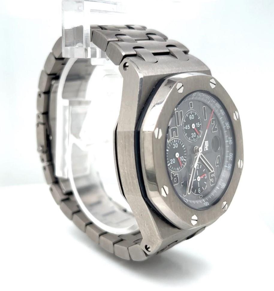 La montre Audemars Piguet Titanium AP Royal Oak Grey Dial 26170TI, qui incarne à la fois la sophistication sportive et l'excellence horlogère, rehausse le niveau de votre poignet. Fabriquée en titane léger mais durable, cette montre offre un mélange